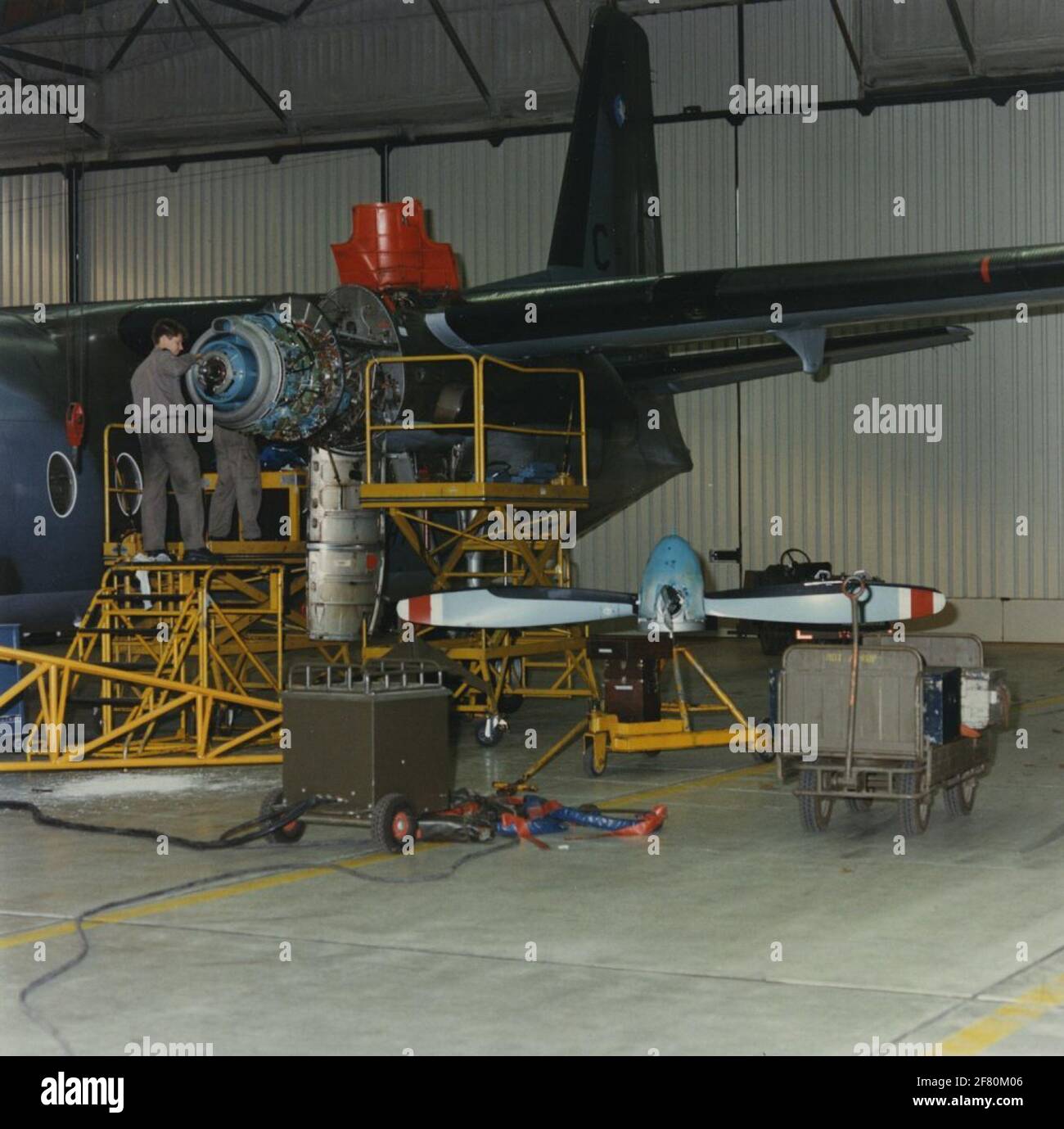 Manutenzione al motore di sinistra di un allevatore F.27-300M Troopship della KLU sulla base aerea di Soesterberg. Foto Stock