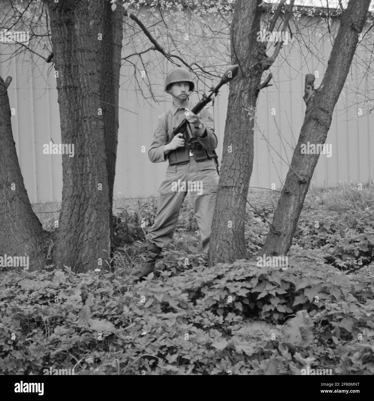 Un caporale dei Mariniers (Kplerns) come sparatutto granaio di pistola sul campo della Van Ghentkazerne (VGKAZ) al ROTAUM. L'arma anticarro è posta su un fucile NATO fal da 7.62 mm. Fal significa fucile automatico fucile (fucile automatico leggero) ed è prodotto dalla fabbrica belga Fn (Fabrique Nationale de Herstal). Foto Stock