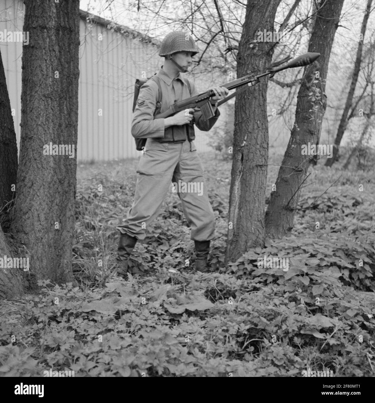 Un caporale dei Mariniers (Kplerns) come sparatutto granaio di pistola sul campo della Van Ghentkazerne (VGKAZ) al ROTAUM. L'arma anticarro è posta su un fucile NATO fal da 7.62 mm. Fal significa fucile automatico fucile (fucile automatico leggero) ed è prodotto dalla fabbrica belga Fn (Fabrique Nationale de Herstal). Foto Stock