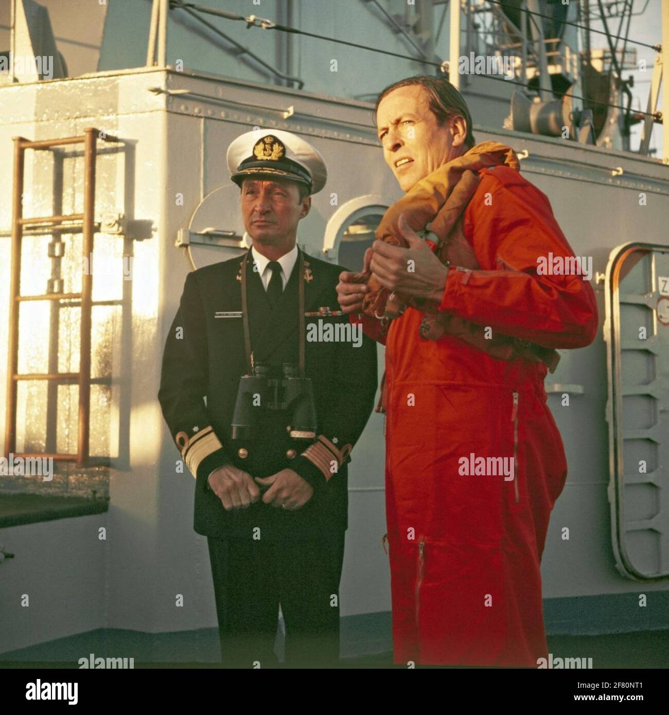 ZKH Principe Claus van Amsberg (1926-2002) in piloti a bordo di una fregata durante una visita alla flotta e al MLD. Foto Stock