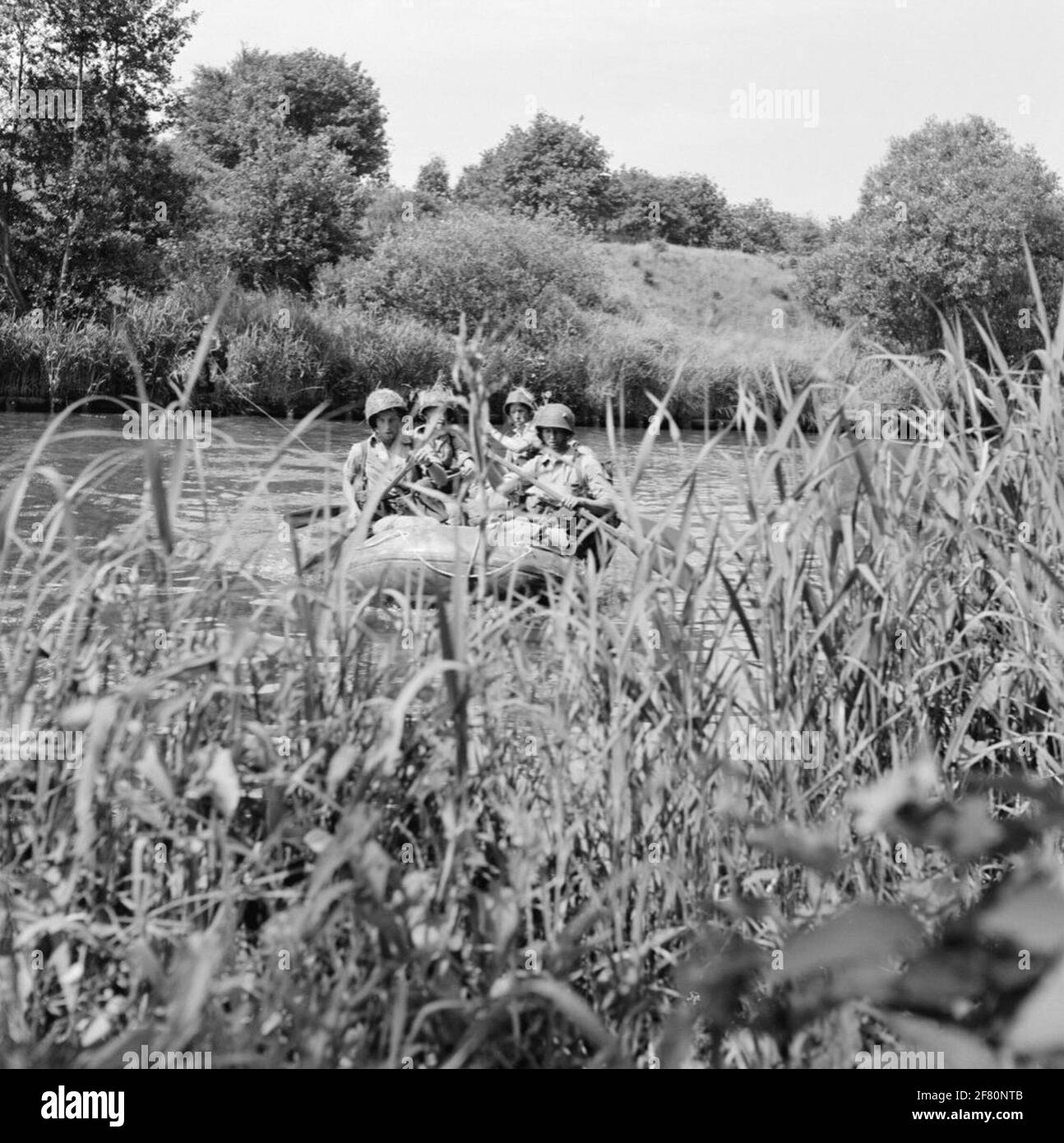 La società QPO del corpo dei Mariniers si trova nella zona di ​​Moerdijk. QPO è l'abbreviazione di Patet Orbis (come ampiamente esteso il mondo) ed è l'incantesimo di armi dal corpo olandese di Marines. I fiumi più piccoli sono stati anche attraversati con un gommone / gommone. Foto Stock