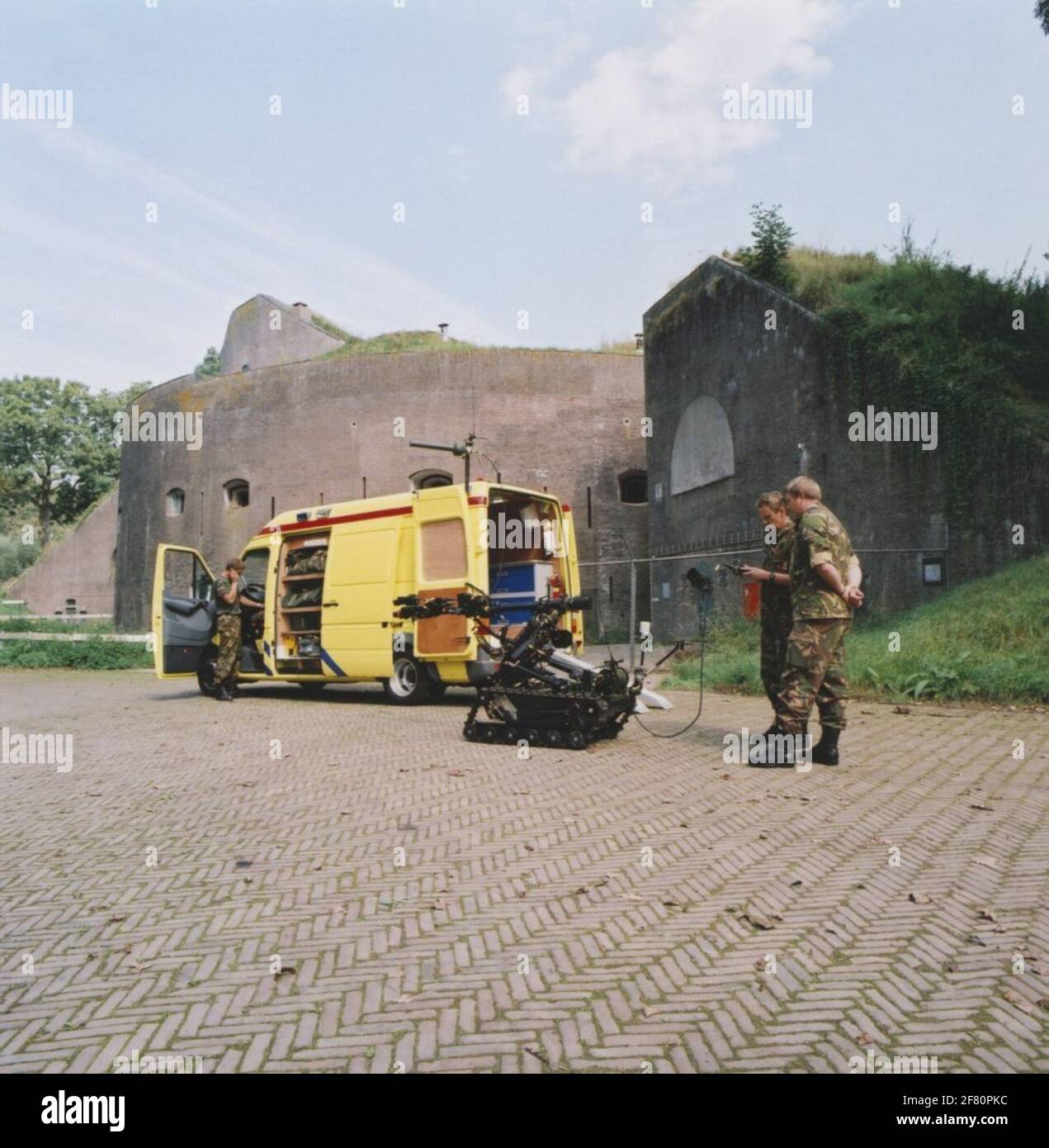 A Fort Everdingen, il cosiddetto Wheelbarrow (strumento di smaltimento delle bombe controllato a distanza) per gli esplosivi improvvisati (IED) ha appena guidato dalla speciale Mercedes Vito. L'edificio circolare nel mezzo è la cosiddetta corona. Fort Everdingen (comune di Vianen) apparteneva al servizio di sminamento esplosivo (EOD) dagli anni '50. Il forte era in uso per la lezione, lo stoccaggio, gli esercizi e come spazio espositivo. La difesa era proprietaria fino al 24 maggio 2014. Foto Stock