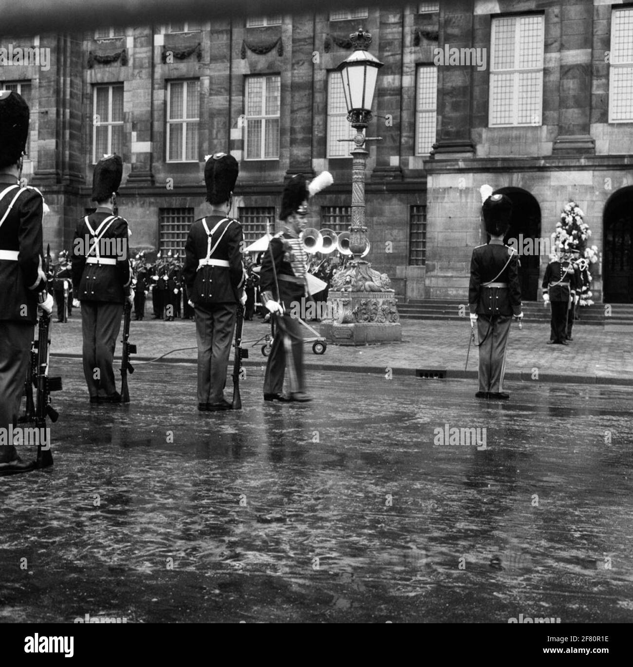 Peekers dal corpo dei Marines e dal Grenadiers Wardremiment per il Palazzo su Piazza Dam. 9° Foto di serie matrimonio di H.K.H. Principessa Beatrice e Z.K.H. Principe Claus. Foto Stock