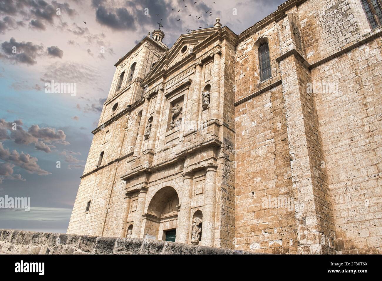Vista panoramica della chiesa di Santiago a Cigales, provincia di Valladolid, Spagna Foto Stock