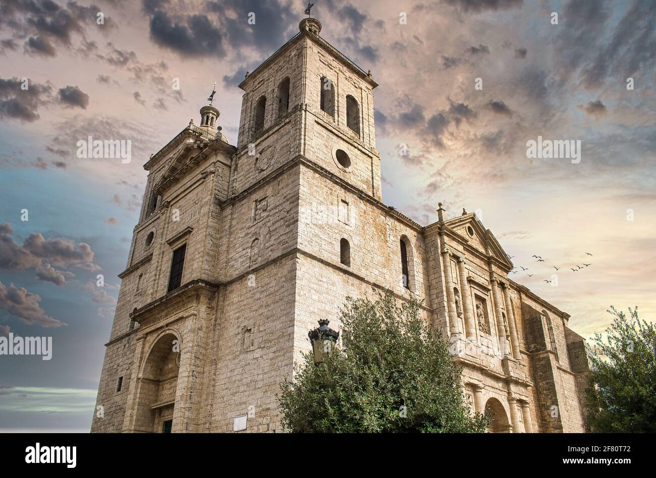 Vista panoramica della chiesa di Santiago a Cigales, provincia di Valladolid, Spagna Foto Stock