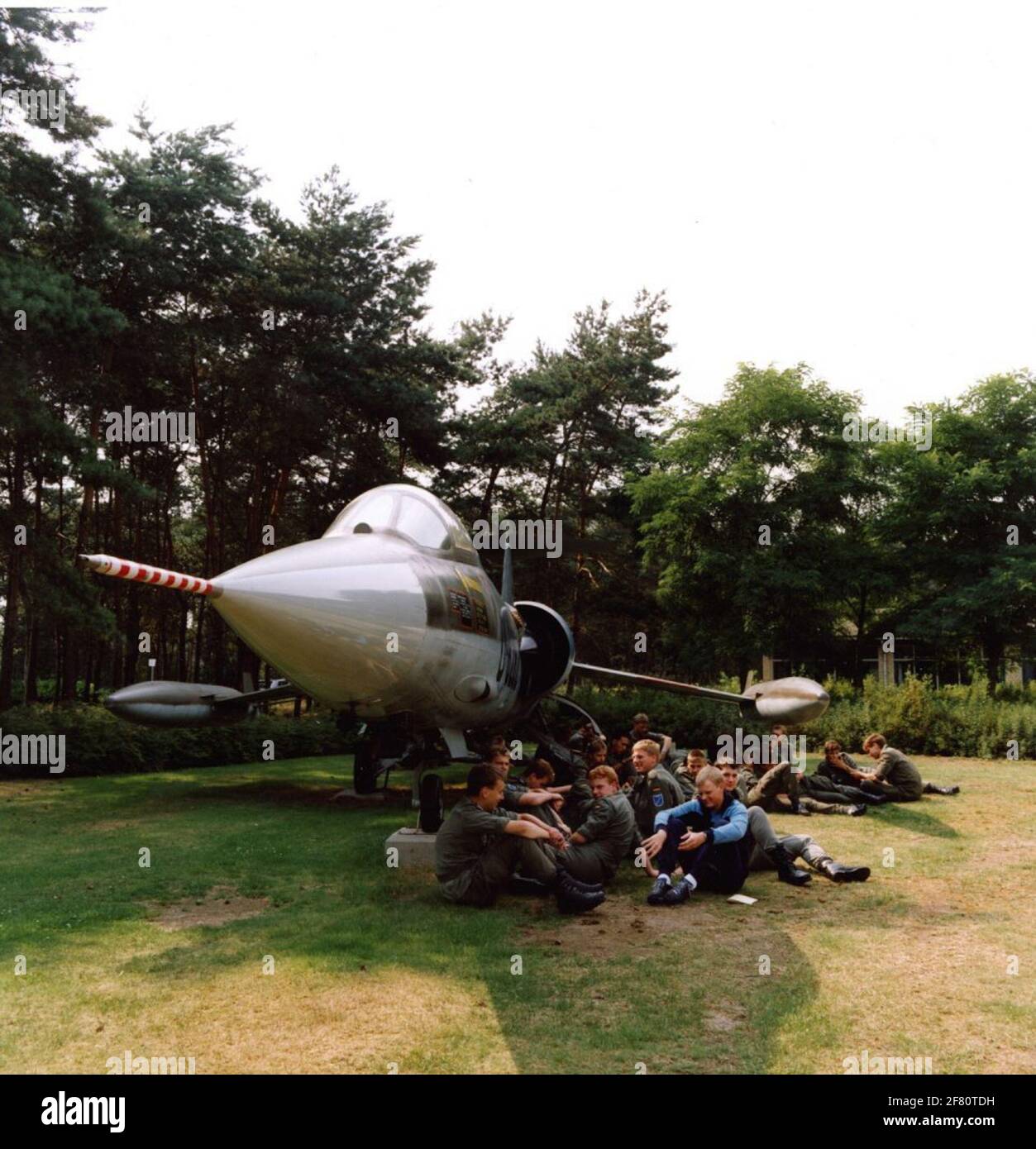 Come gatekeeper dà un'ombra Lockheed F-104G Starfighter ad un gruppo di soldati tedeschi .. Foto Stock