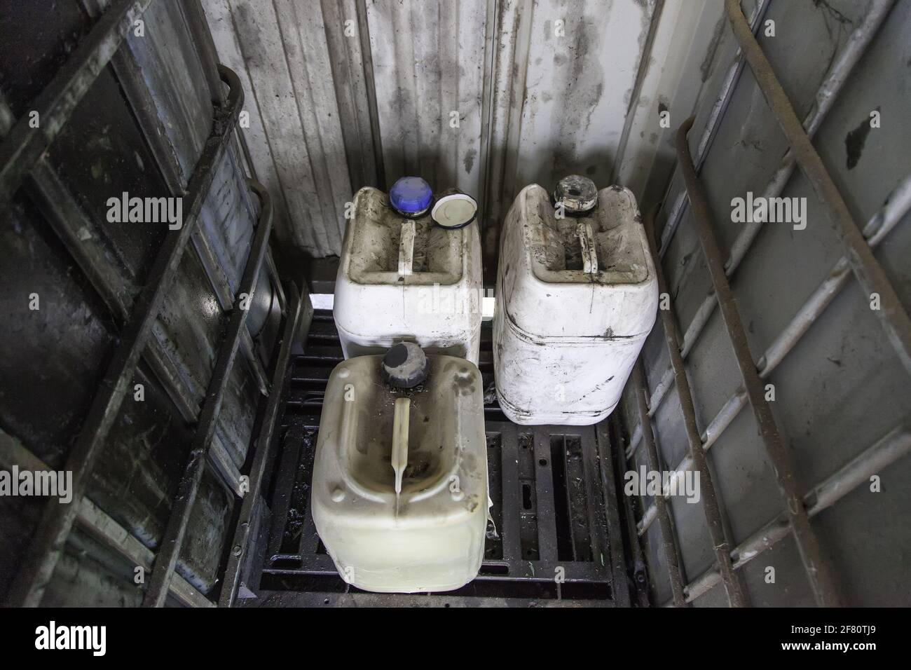 Contenitore di olio usato industriale riciclato, produzione in azienda Foto Stock