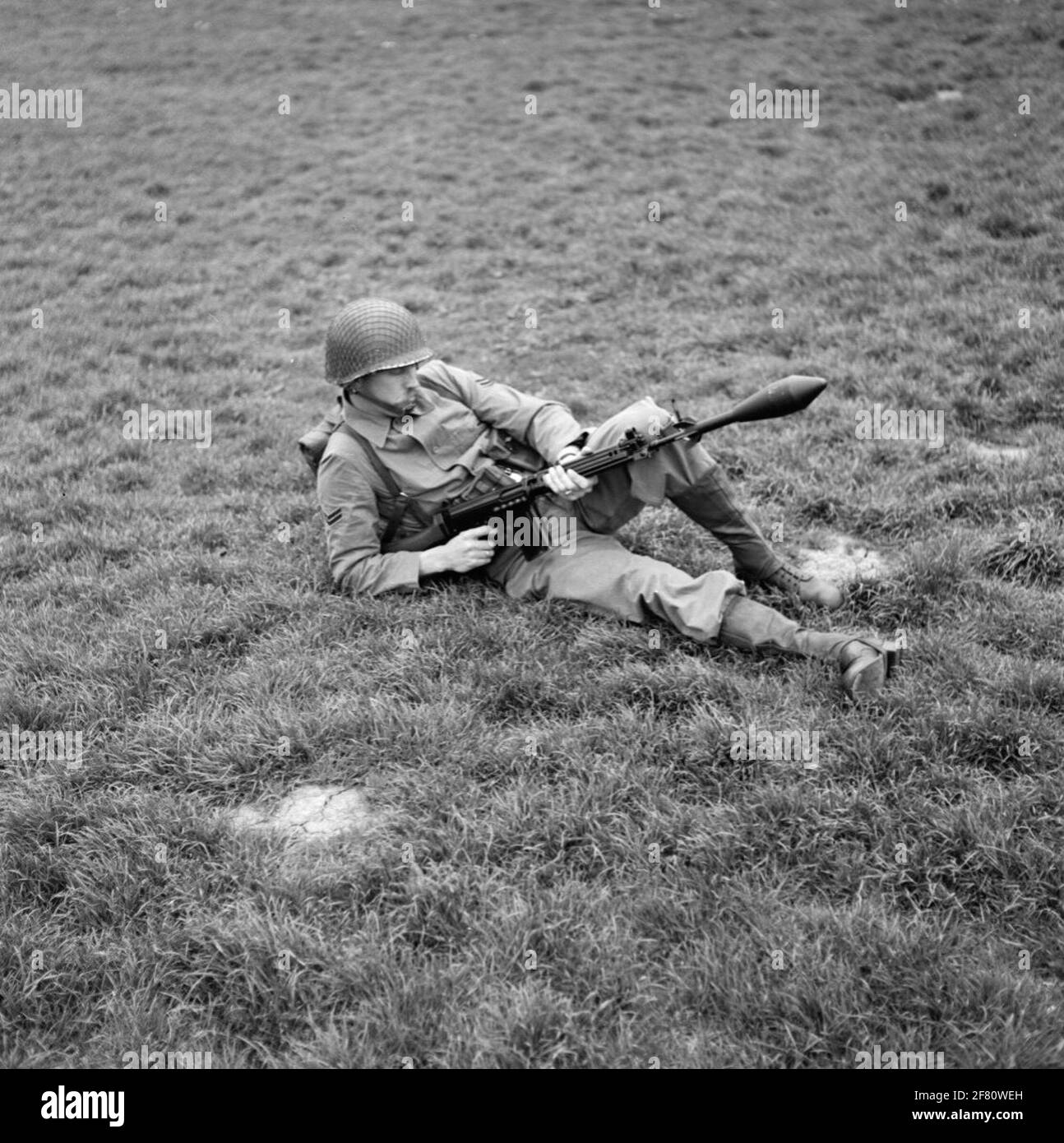 Un caporale dei Mariniers (Kplerns) come sparatutto granaio di pistola sul campo della Van Ghentkazerne (VGKAZ) al ROTAUM. L'arma anticarro è posta su un fucile NATO fal da 7.62 mm. Fal significa fucile automatico fucile (fucile automatico leggero) ed è prodotto dalla fabbrica belga Fn (Fabrique Nationale de Herstal). Foto Stock