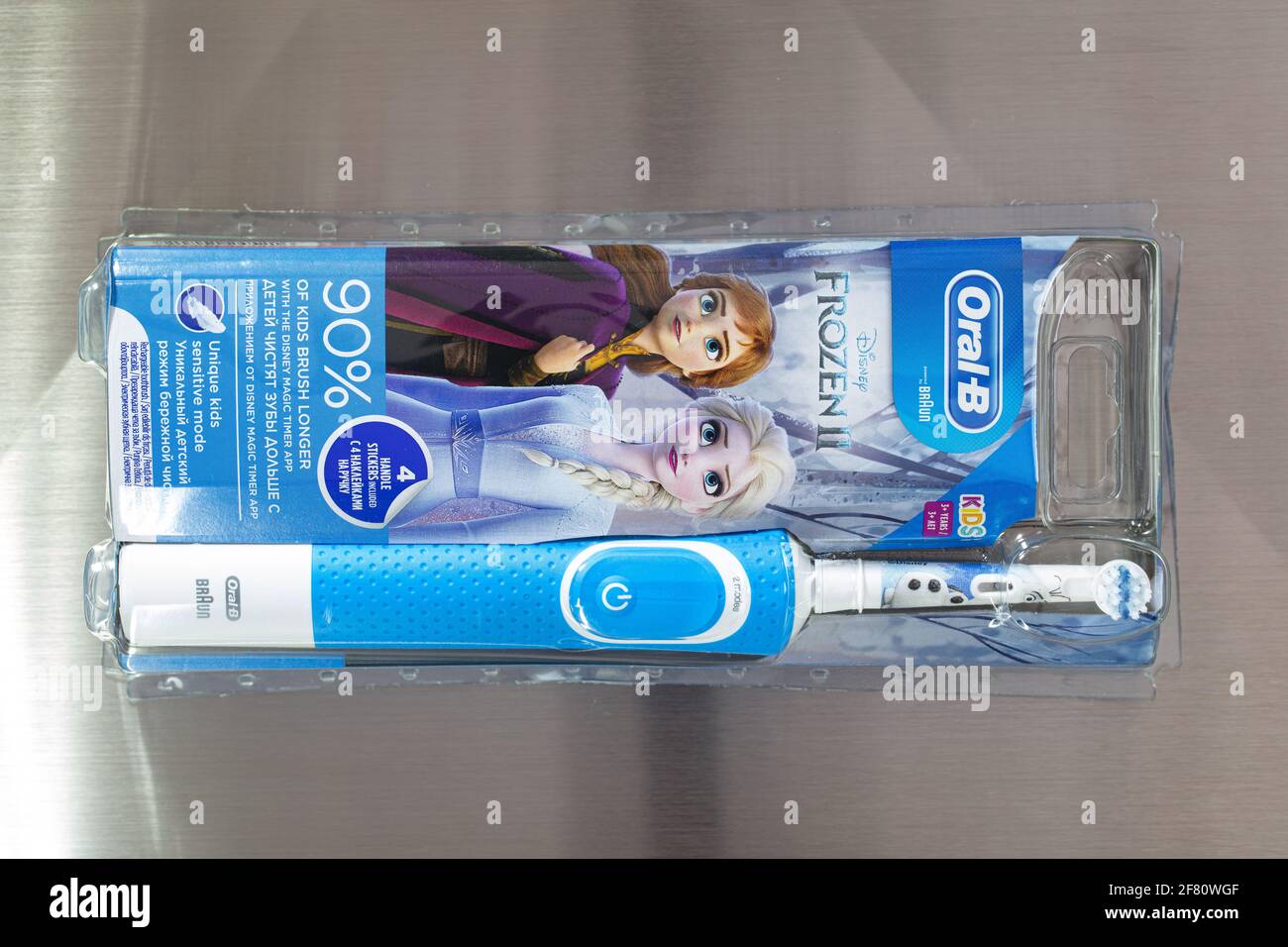 Francoforte, Germania - 10 aprile 2021: Spazzolino ricaricabile Braun Oral-B per bambini da 3 anni in su. Disney Frozen II Foto Stock