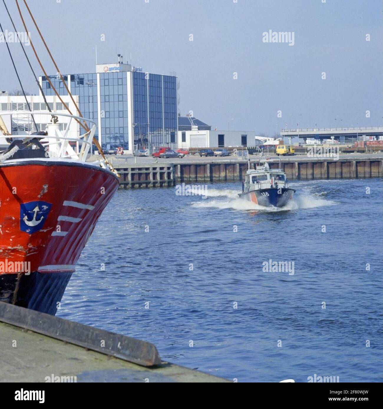 Nave di pattuglia della guardia costiera "Tolkamer" (Neussein 176), con personale della Brigata Den Helder della Marechaussee, nel porto di Den Helder nel marzo 1989. Foto Stock