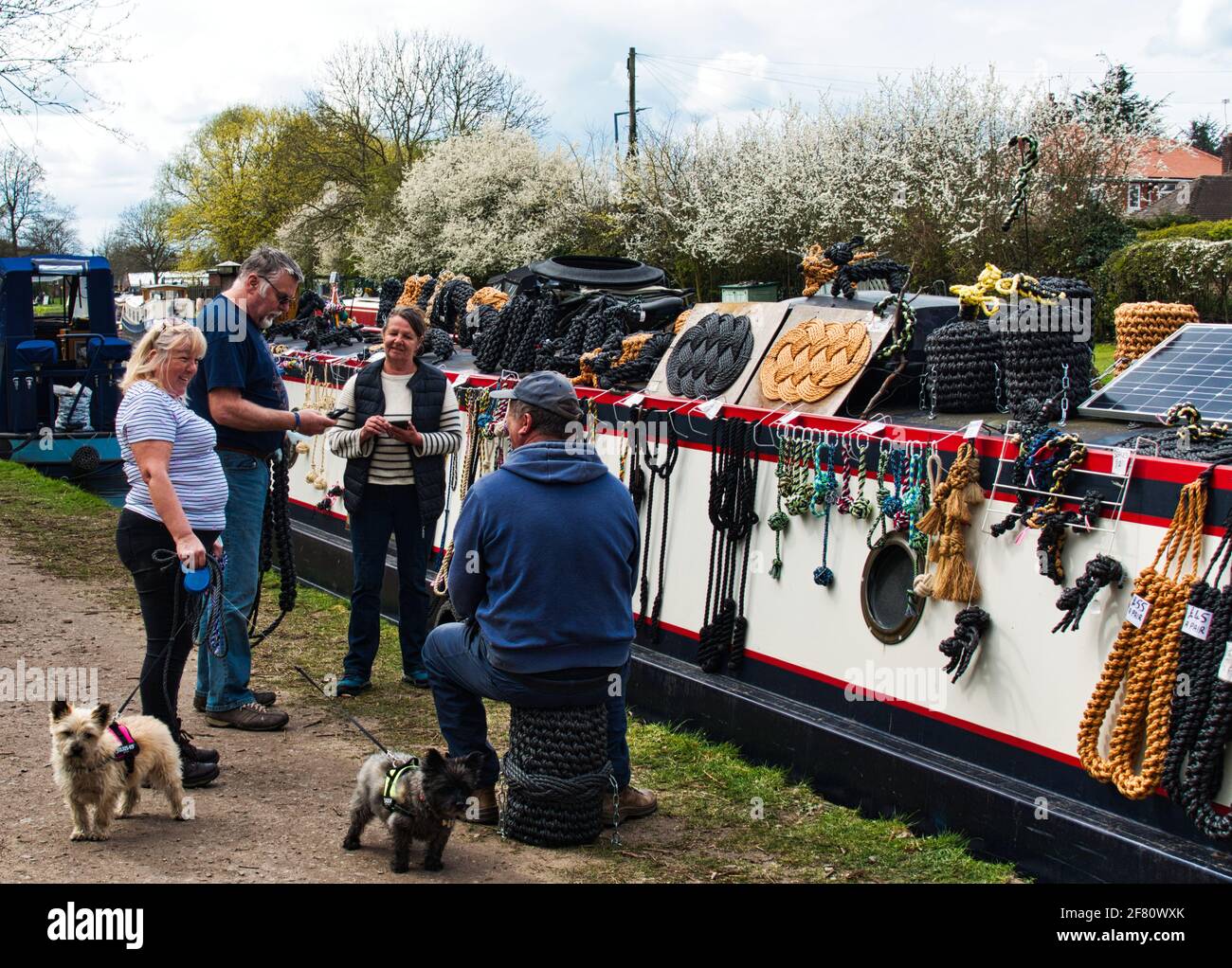 Canal e le strette barche sul canale Trent Mersey A Willington Wharf South Derbyshire Foto Stock