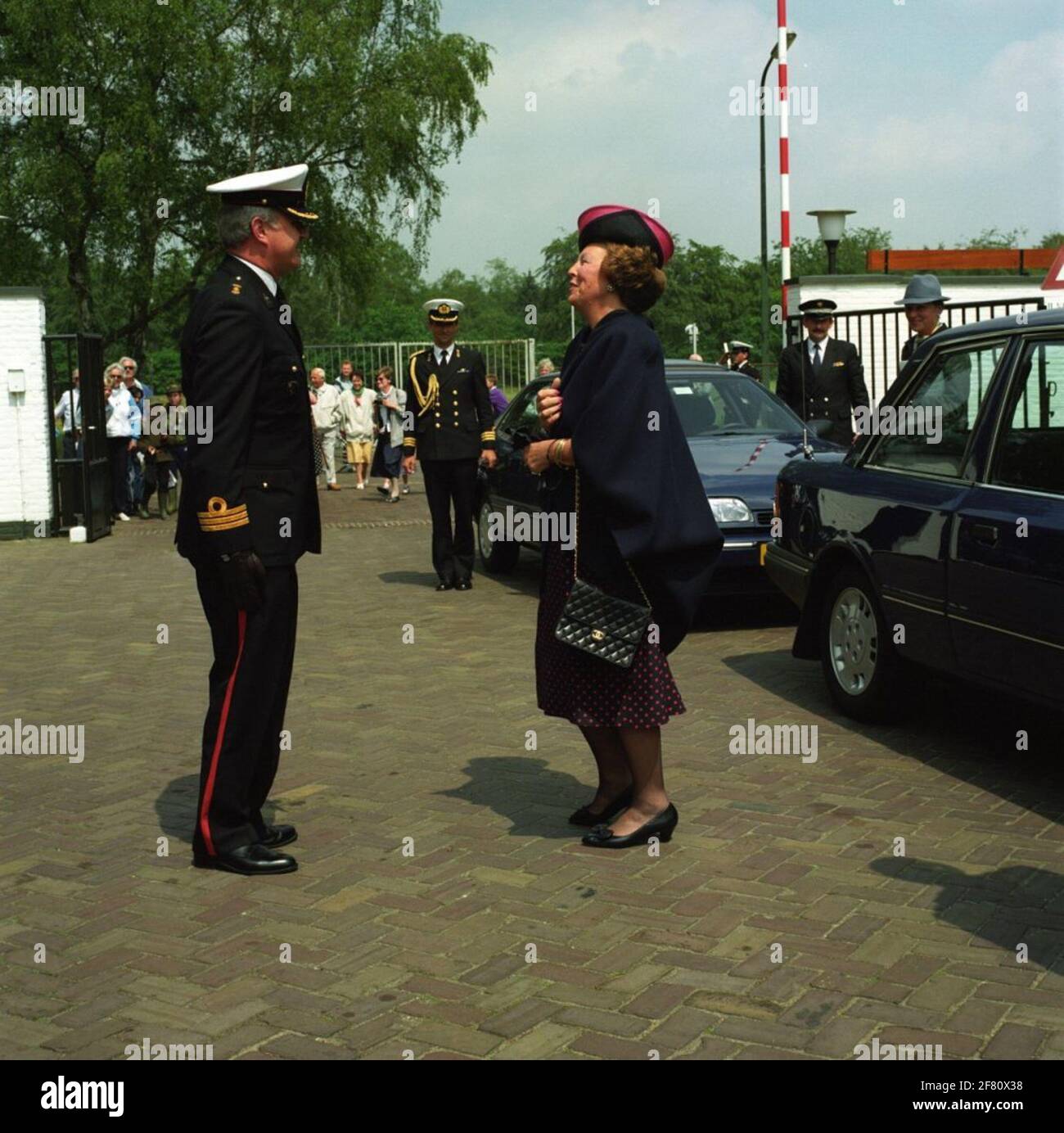 Visita da S.M. Koningin Beatrix al corpo dei Mariniers nel Van Braam Houckgeestkazerne a Doorn. Benvenuto dalla regina all'arrivo da parte del comandante del corpo, tenente colonnello f.r.J. Knetsch. Foto Stock