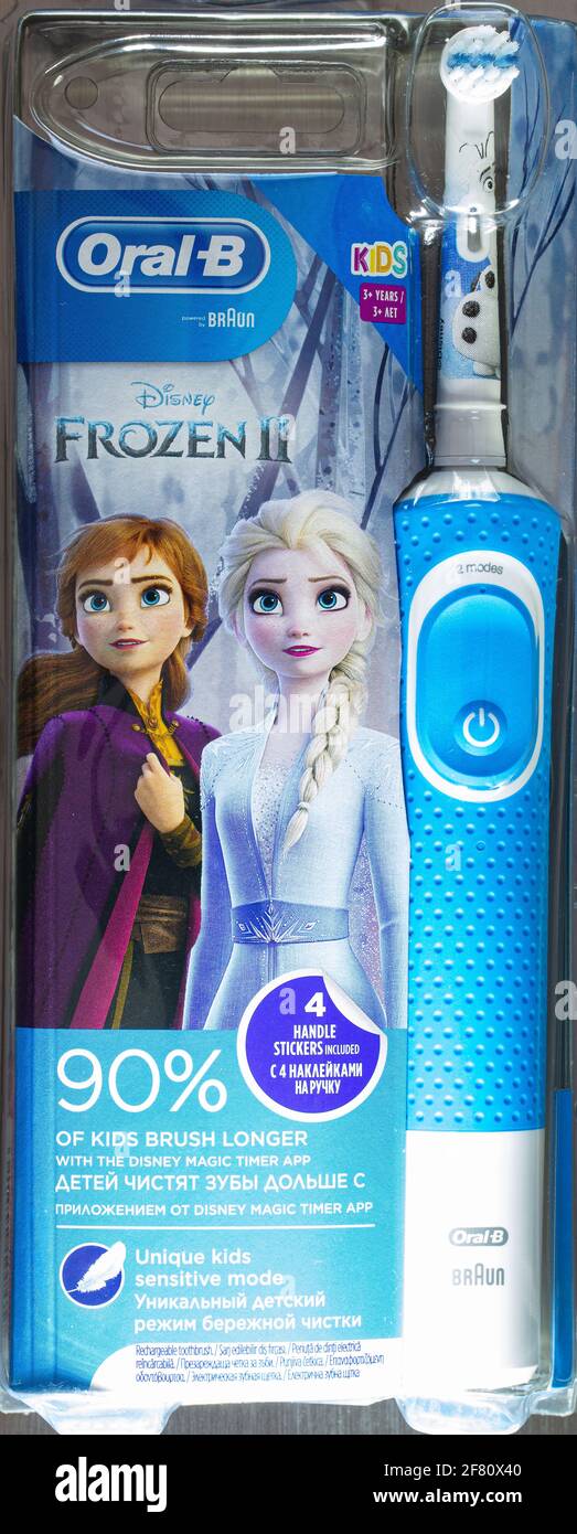 Francoforte, Germania - 10 aprile 2021: Spazzolino ricaricabile Braun Oral-B per bambini da 3 anni in su. Disney Frozen II Foto Stock