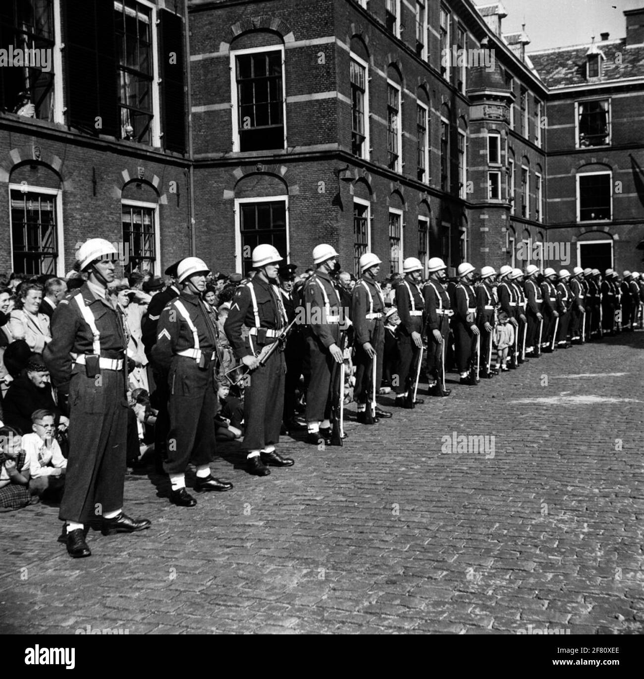 I mancas militari della polizia sono redatti al Binnenhof all'apertura degli Stati generali. Foto Stock