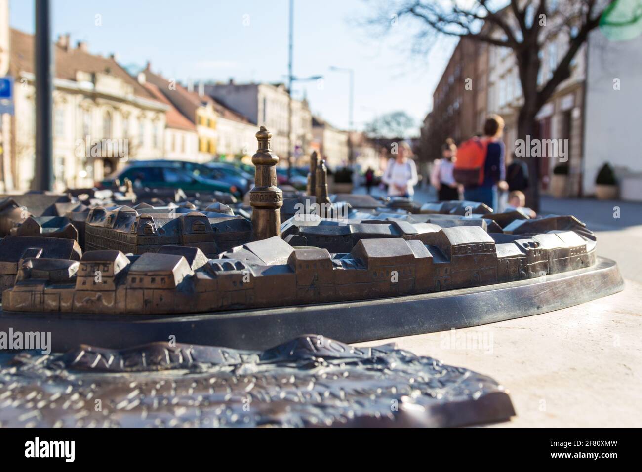Mappa in bronzo 3D della città interna di Sopron con torre Firewatch, Ungheria Foto Stock