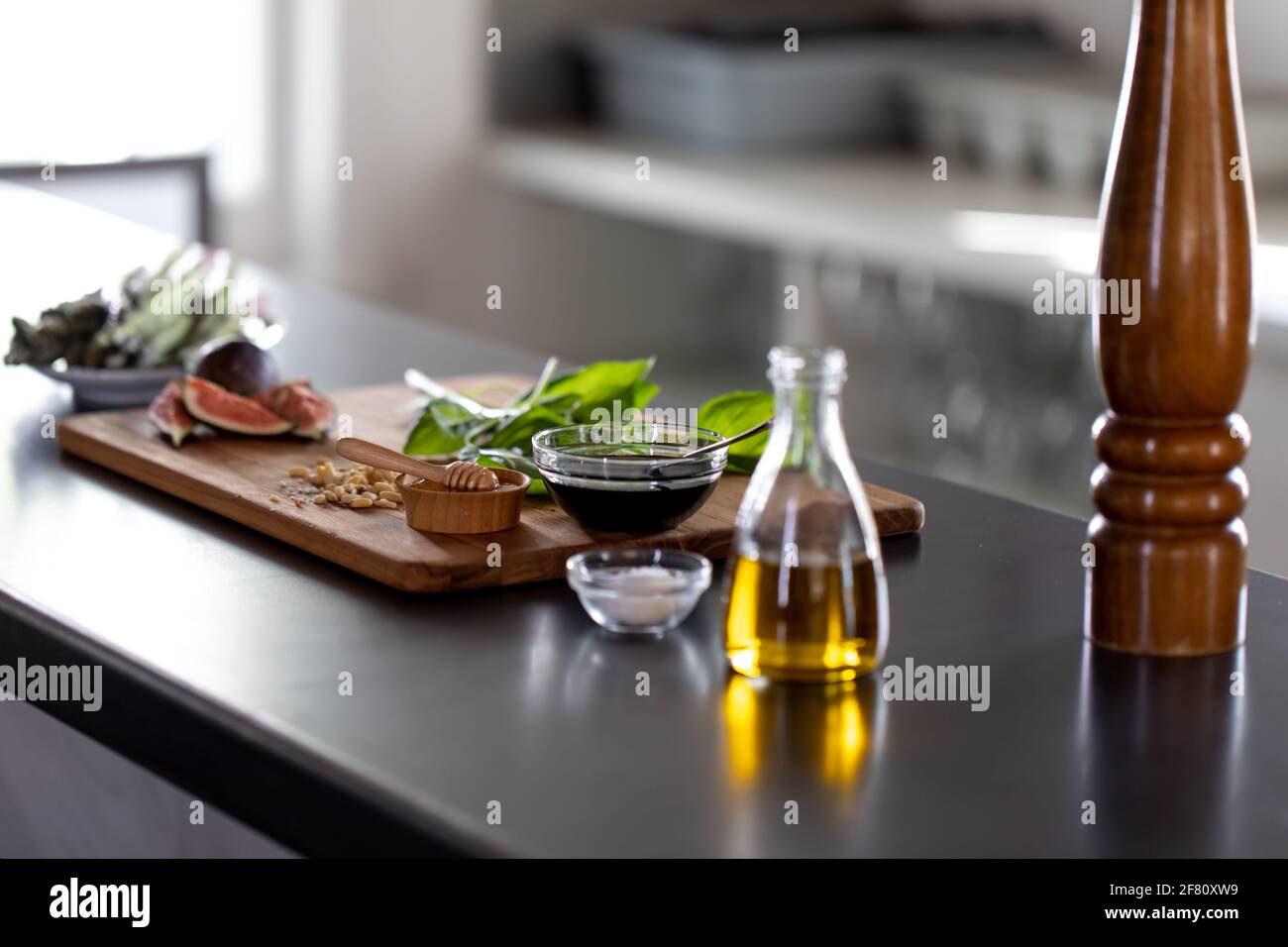 tagliere in legno con ingredienti freschi per una ricettazione luce su un contatore Foto Stock