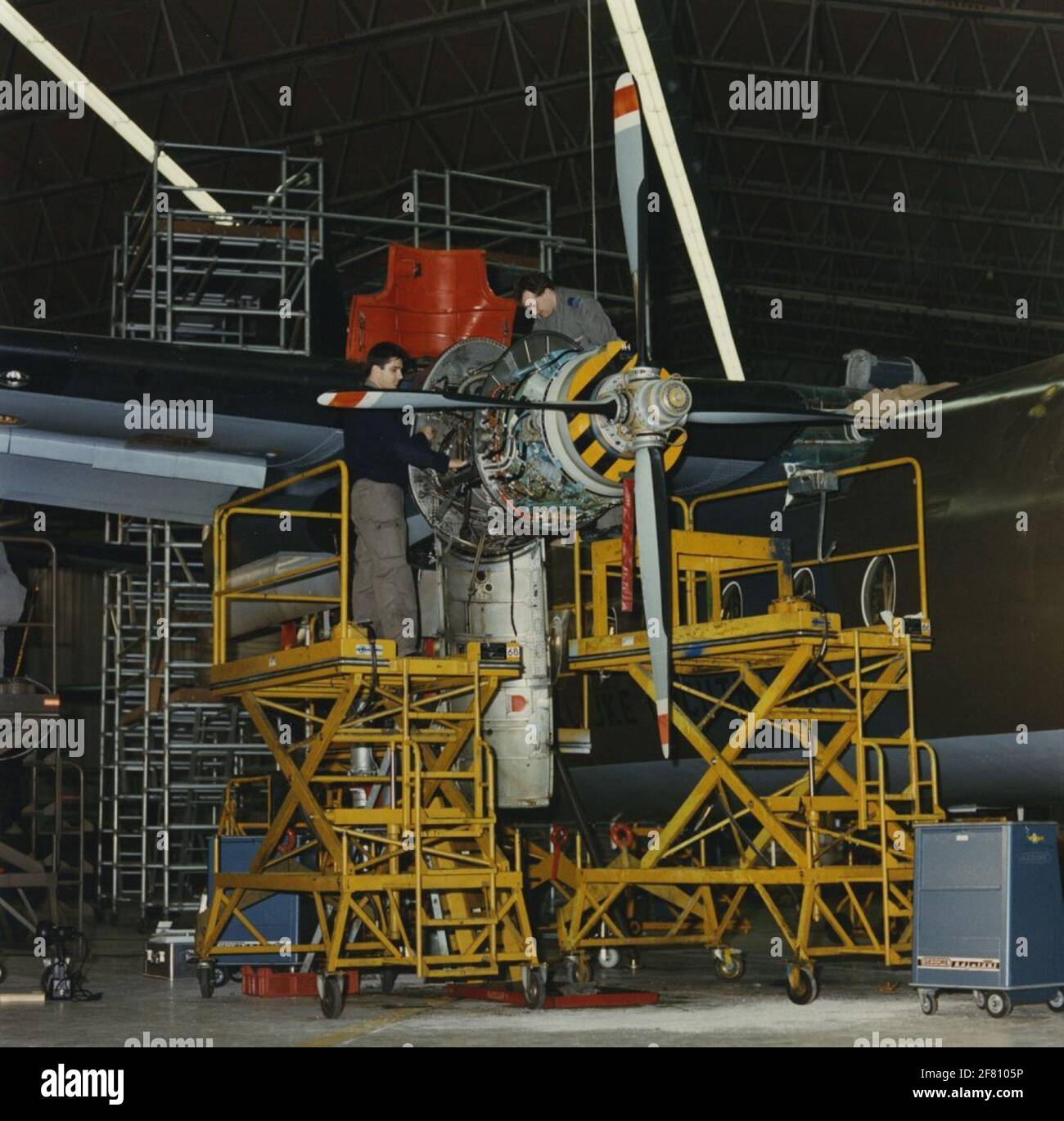 Meccanici impegnati nella manutenzione di un motore di destra di un Fokker F.27-300M Troopship nell'implementazione delle Nazioni Unite della Royal Netherlands Air Force alla base aerea di Soesterberg. Foto Stock