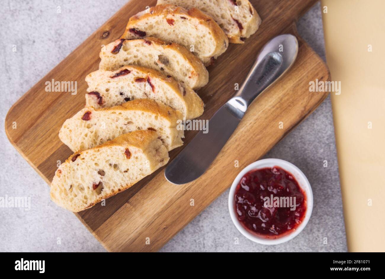 pane affettato di mirtillo su un piatto di legno con gelatina sopra il lato Foto Stock