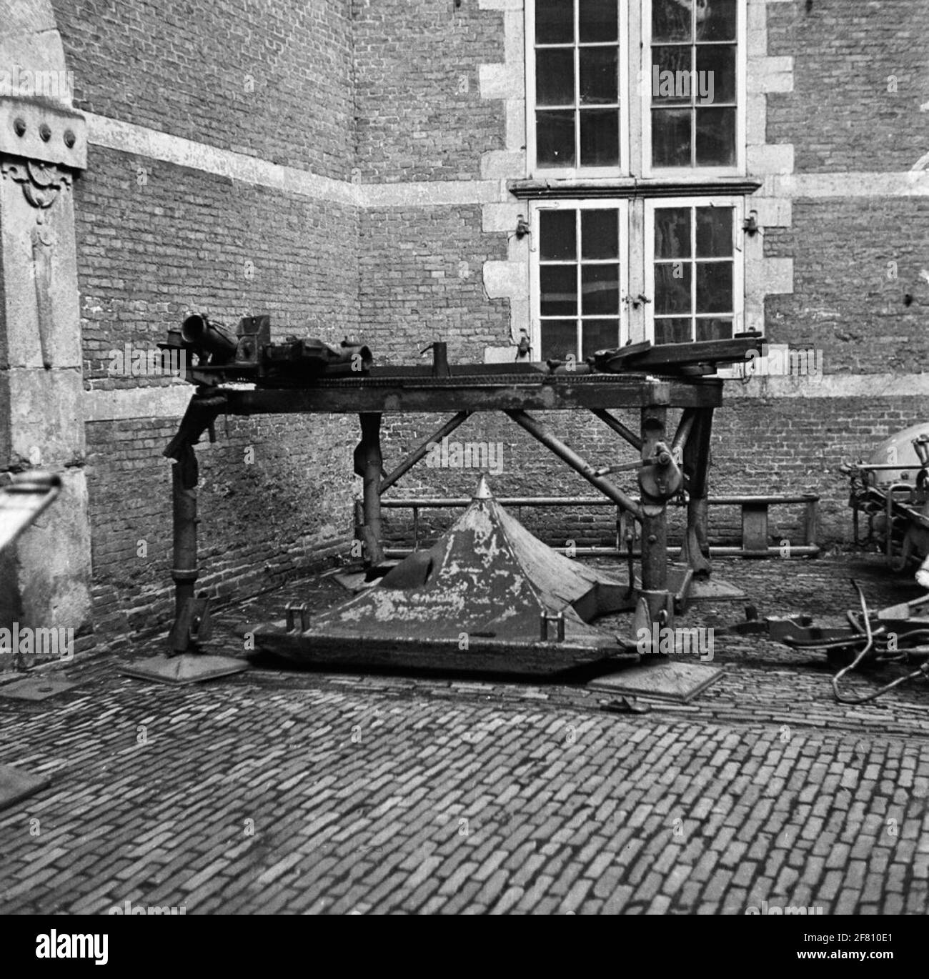 Una grande collezione di munizioni, bombe, mine e armi provenienti da diversi paesi si trovano a Leiden, nell'Armamentarium (Museo dell'Esercito). Nella foto si trova parte della piattaforma di lancio mobile di un razzo tedesco V2. Foto Stock