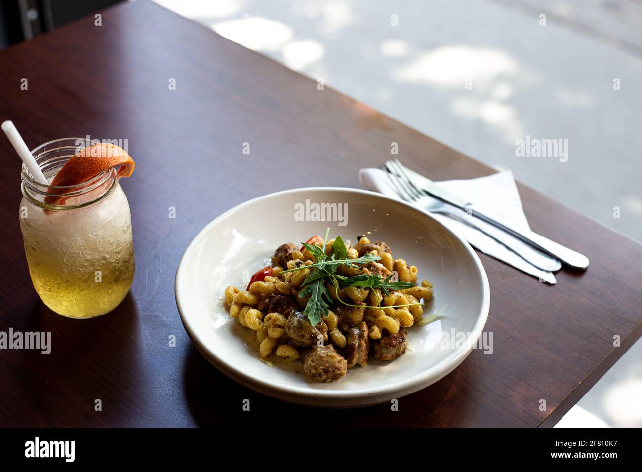 pasta di carne cremosa servita su un tavolo in un ristorante Foto Stock