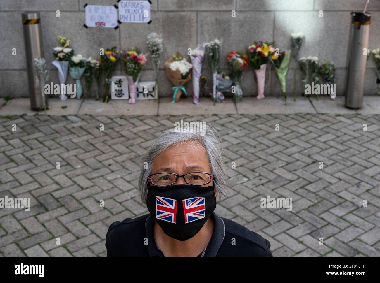 Una donna che indossa la maschera a tema del Regno Unito, vista fuori dall'ambasciata del Consolato Generale britannico Hong Kong dopo l'annuncio della morte del Principe Filippo di Gran Bretagna a Hong Kong. Il principe Filippo, marito della regina Elisabetta II morì a 99 anni. Foto Stock