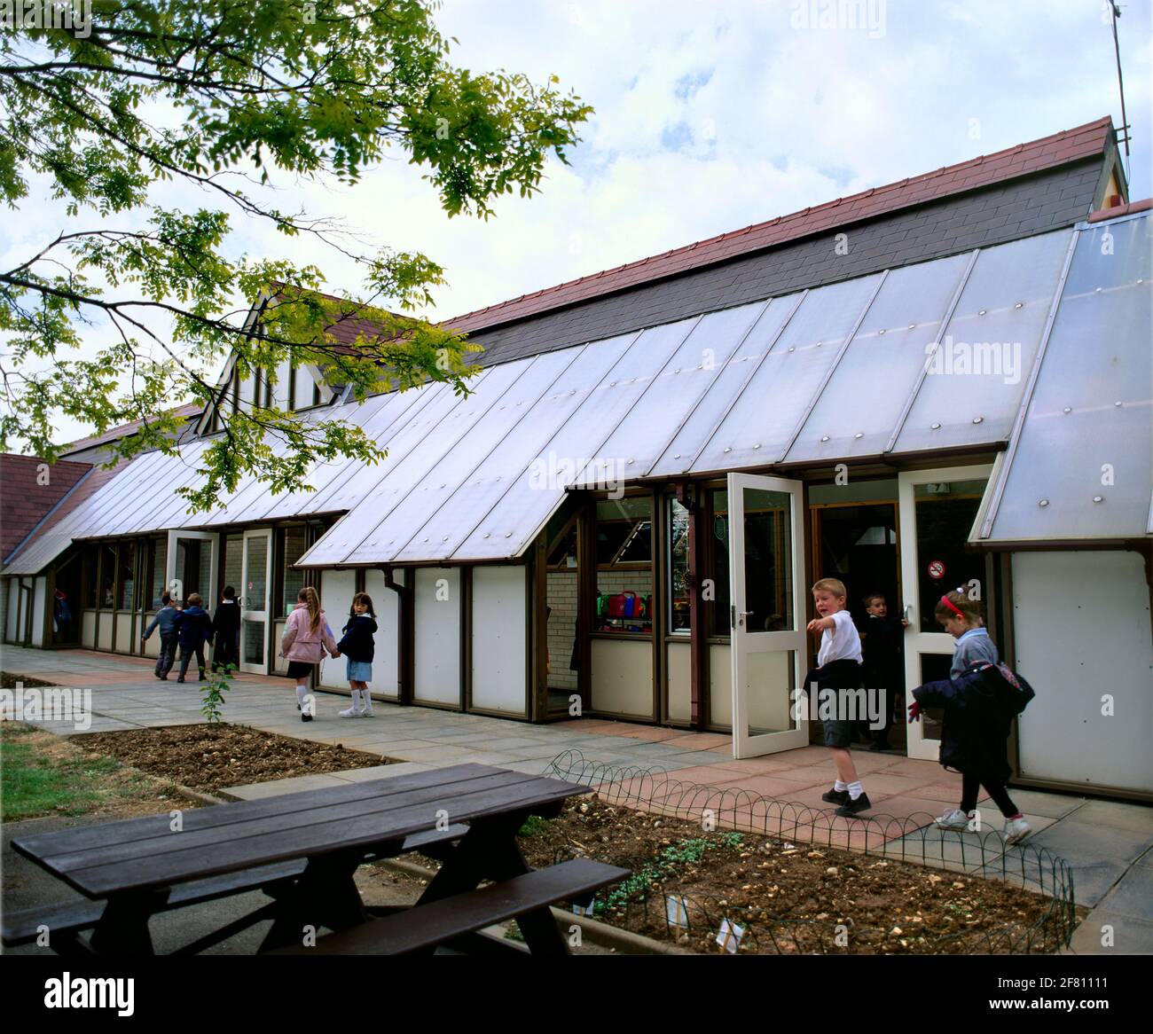 Netley Abbey infanti Scuola, Netley, Southampton. L'edificio scolastico è un esempio di "design solare passivo". Foto Stock