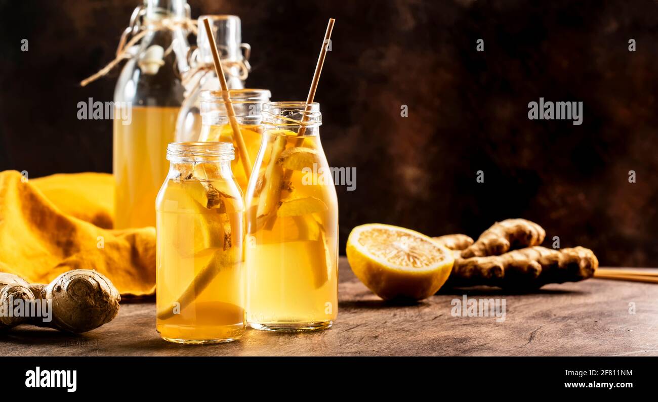 Kombucha fermentato bevanda sana con zenzero grezzo e limone in Bottiglie  di vetro. Tè pronto per bere Foto stock - Alamy