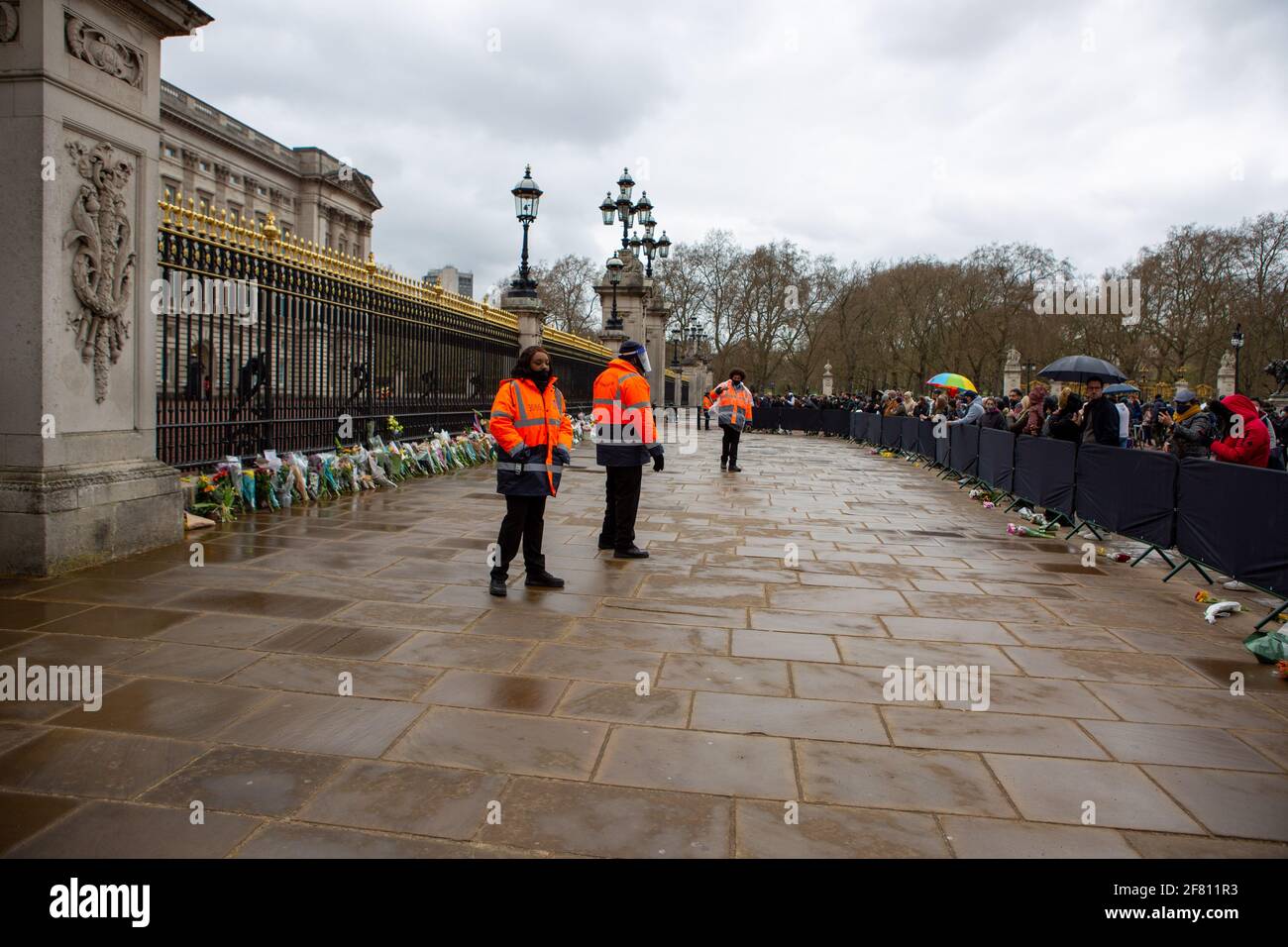 Londra, Regno Unito. 10 Apr 2021. Gli ufficiali di sicurezza invitano le persone a non lasciare i fiori durante il tributo del principe Filippo.i londinesi posano i fiori alle porte di Buckingham Palace per rendere omaggio al principe Filippo che è morto il 9 aprile all'età di 99 anni. (Foto di Pietro Recchia/SOPA Images/Sipa USA) Credit: Sipa USA/Alamy Live News Foto Stock