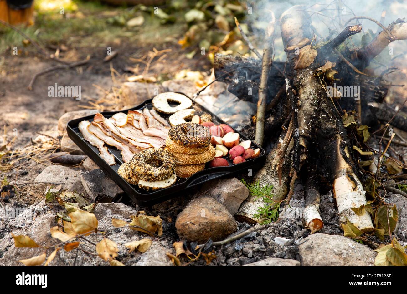 colazione al fuoco con pancetta e bagel Foto Stock