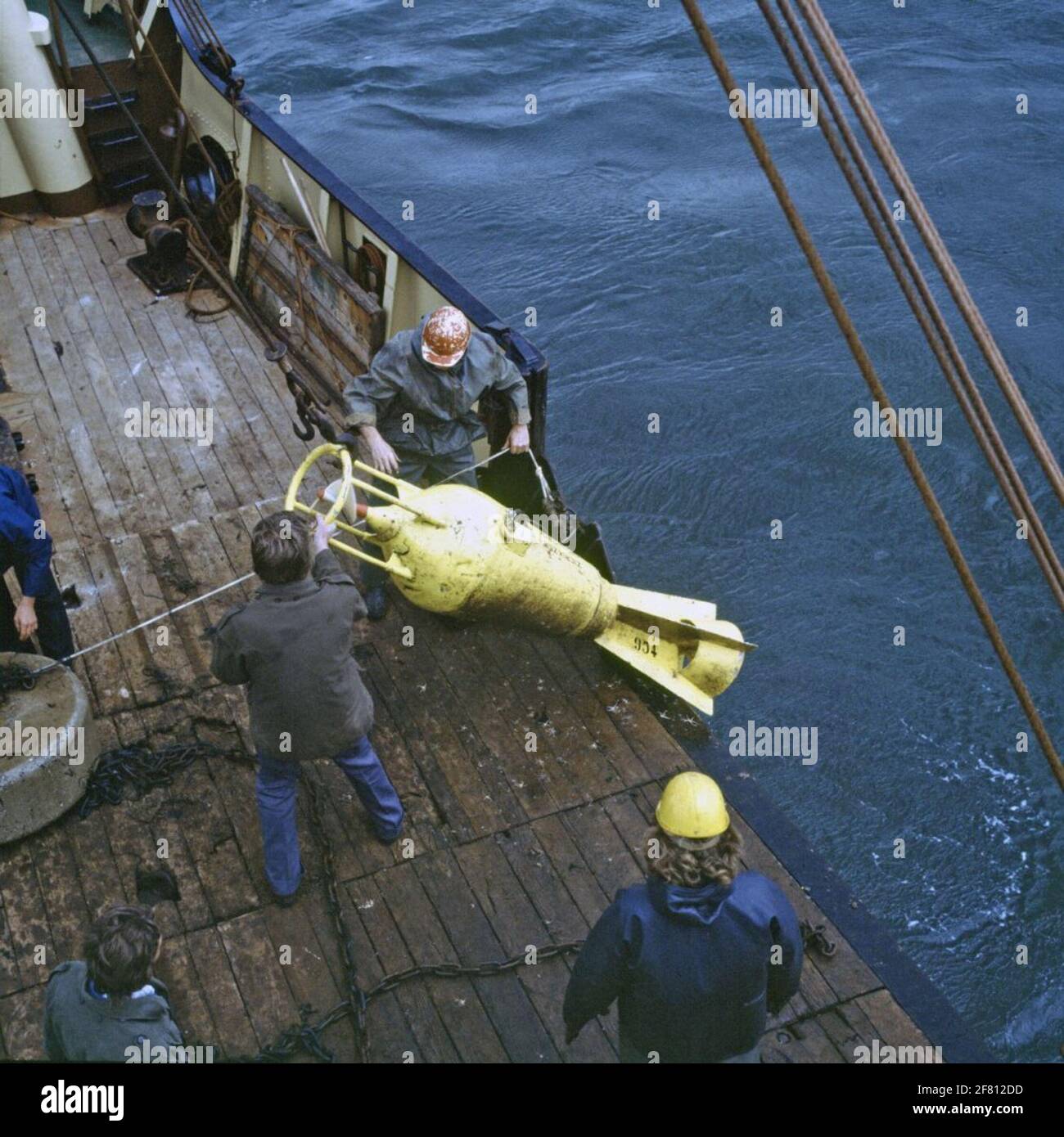 Posa di apparecchiature di misurazione della corrente da parte di una nave da concerto. Foto Stock