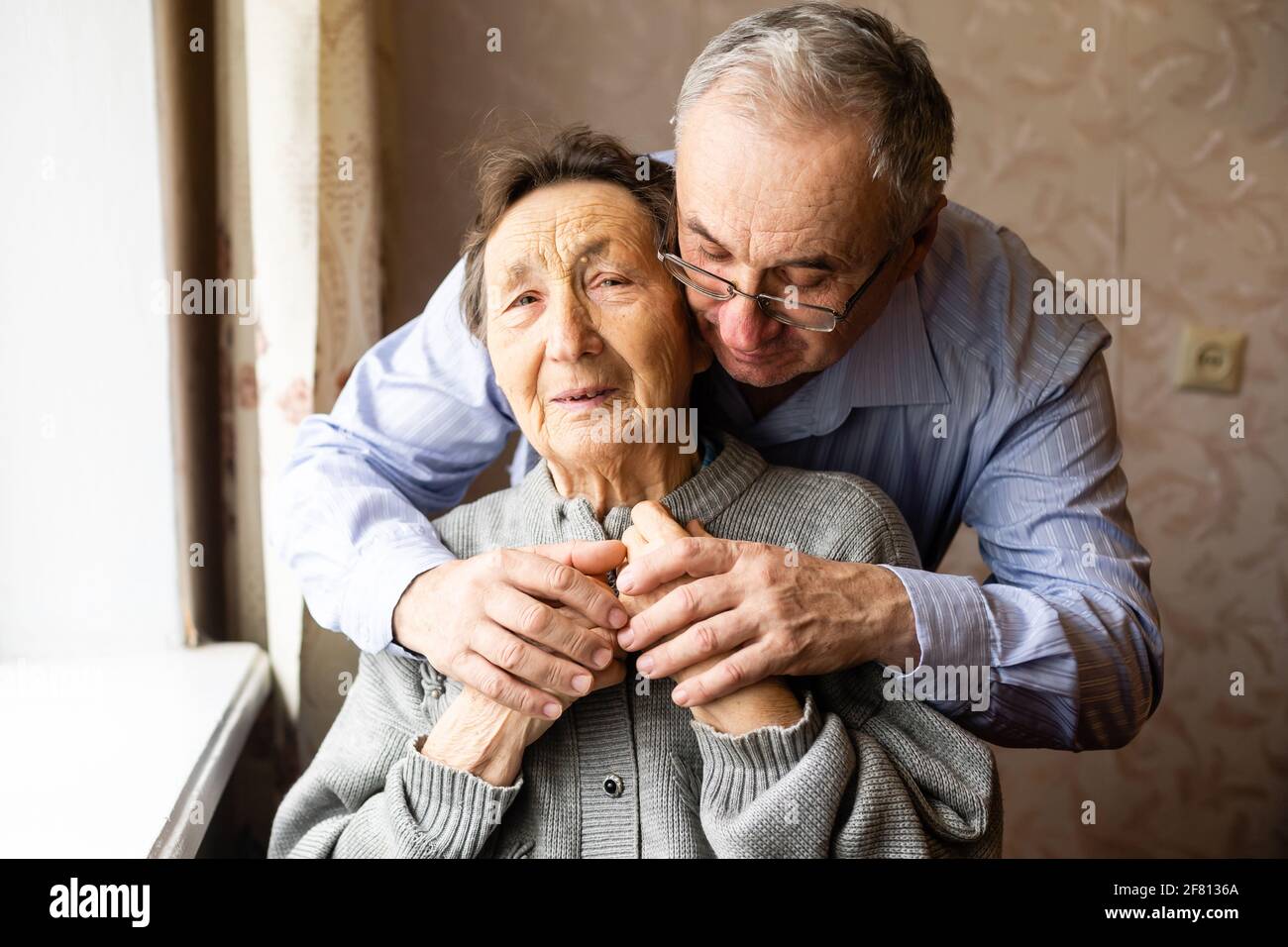 Assistenza sociale per anziani, anziani e madri anziane Foto Stock