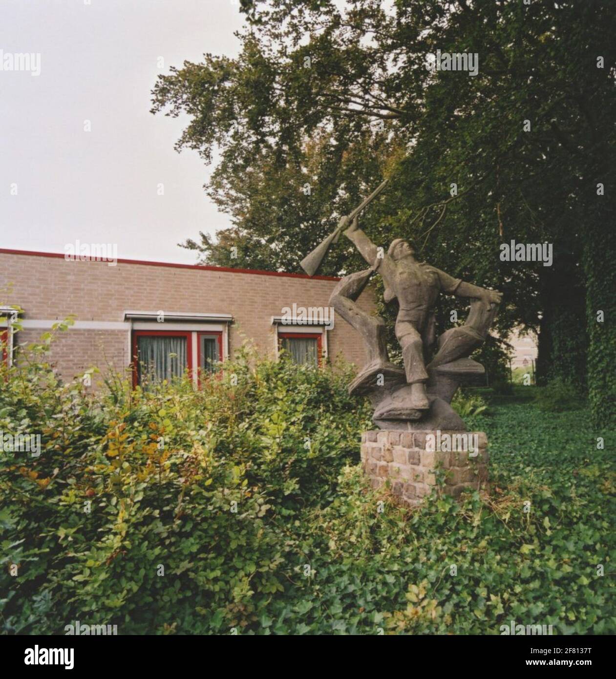 L'edificio P era l'alloggio temporaneo (1997-2002) sul cort Heyligendenkazerne dal personale delle truppe di comando. Di fronte all'edificio si trova la statua del "comando vittorioso". Nota: Nel 1967, in occasione del 25° anniversario del corpo di comando, il corpo ricevette un'immagine in dono dal comune di Roosendaal e Nispen. L'immagine, un comando che rompe attraverso un ostacolo con la testa sollevata, è stato ufficialmente trasferito dal sig. J. Godwaldt il 22 agosto 1968, all'epoca sindaco di Roosendaal e Nispen, all'allora comandante del corpo, il tenente colonnello J.C. Van Woer Foto Stock