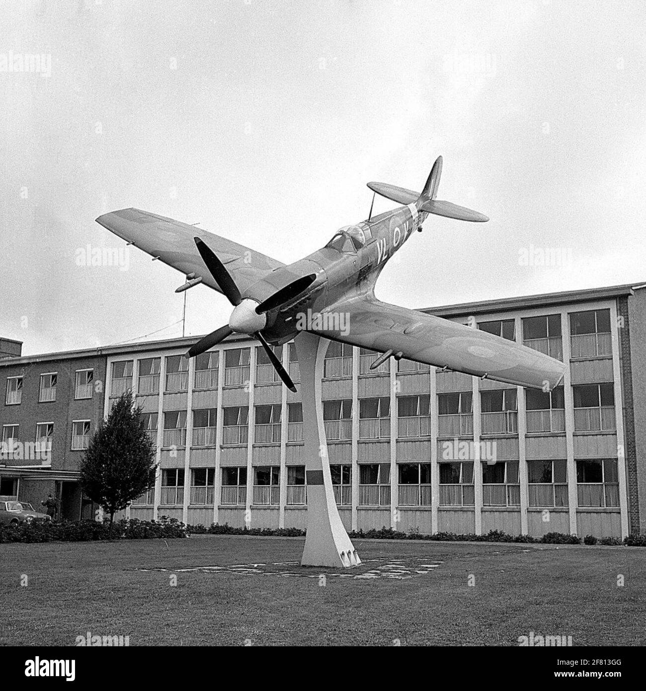 Divulgazione ufficiale di una targa e posizionamento su una base metallica sul prato per officeress con Spitfire Mark IX MK 732 che è stato precedentemente organizzato da 315 Squadron dal comandante della base aerea di Eindhoven Kolonel-kite J. van Arkel. Foto Stock