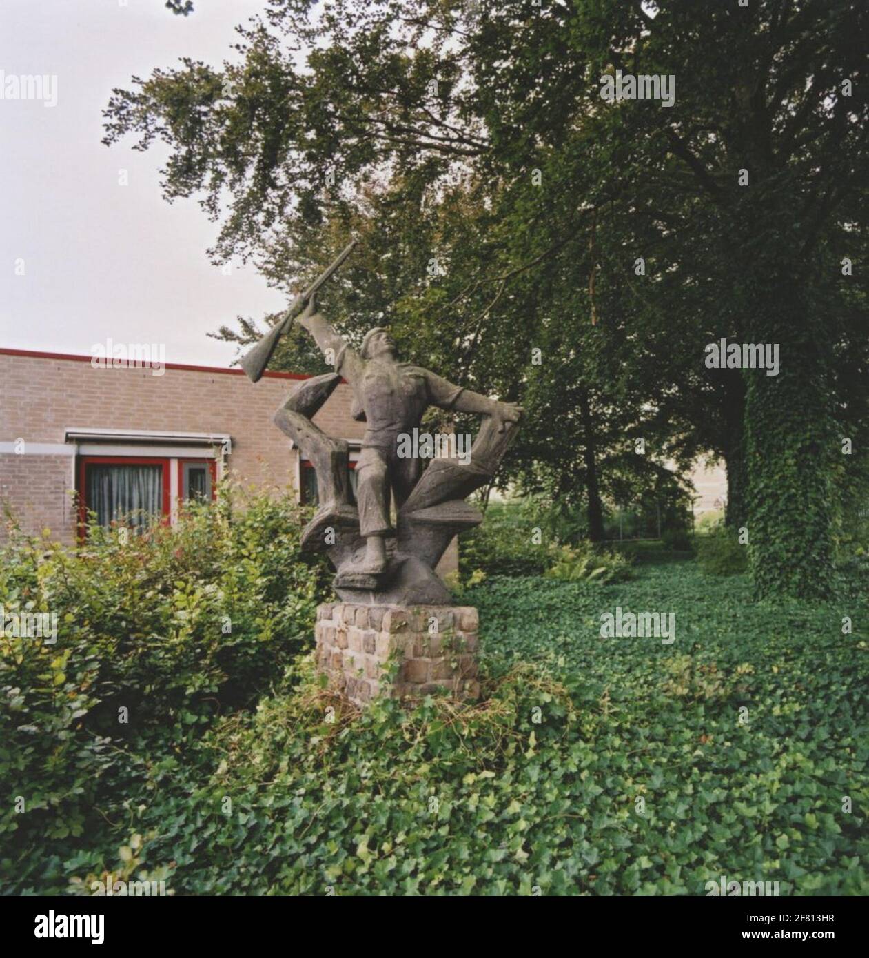L'edificio P era l'alloggio temporaneo (1997-2002) sul cort Heyligendenkazerne dal personale delle truppe di comando. Di fronte all'edificio si trova la statua del "comando vittorioso". Nota: Nel 1967, in occasione del 25° anniversario del corpo di comando, il corpo ricevette un'immagine in dono dal comune di Roosendaal e Nispen. L'immagine, un comando che rompe attraverso un ostacolo con la testa sollevata, è stato ufficialmente trasferito dal sig. J. Godwaldt il 22 agosto 1968, all'epoca sindaco di Roosendaal e Nispen, all'allora comandante del corpo, il tenente colonnello J.C. Van Woer Foto Stock