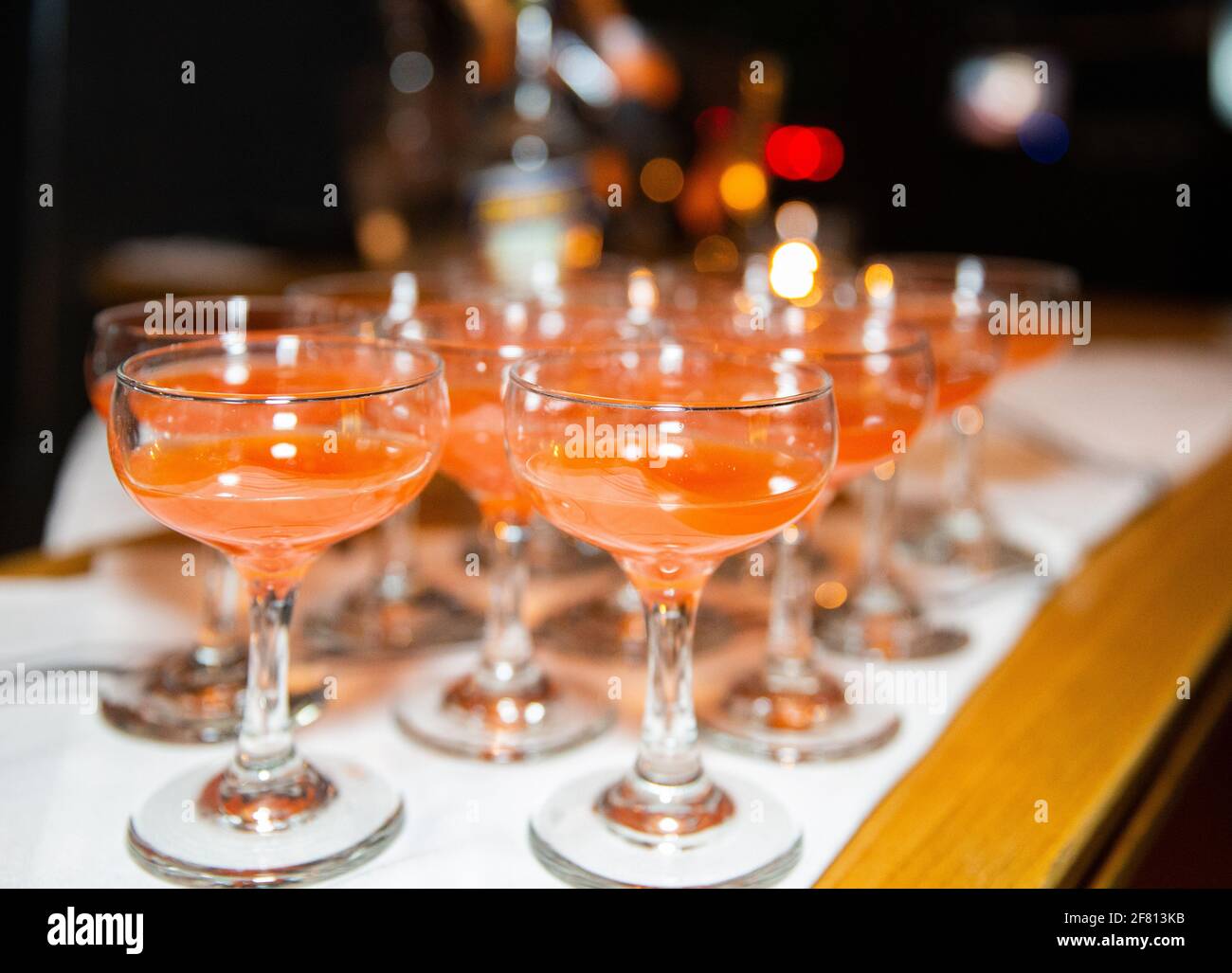 bevande all'arancia a una festa servita su un tavolo Foto Stock