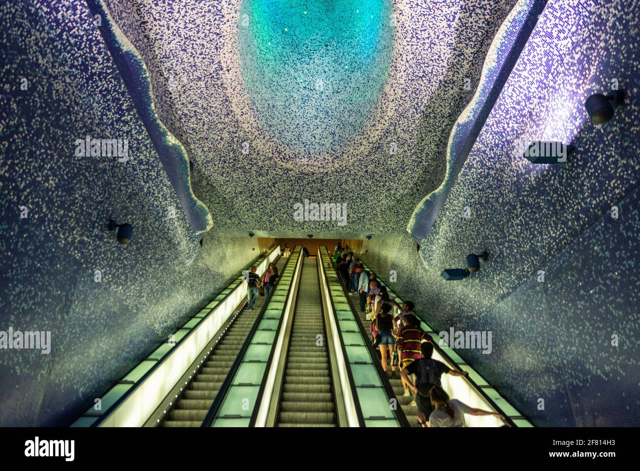 Napoli, Italia - 10 settembre 2019: Toledo, famosa stazione della metropolitana per le sue opere d'arte con persone in giro per Napoli, Italia Foto Stock