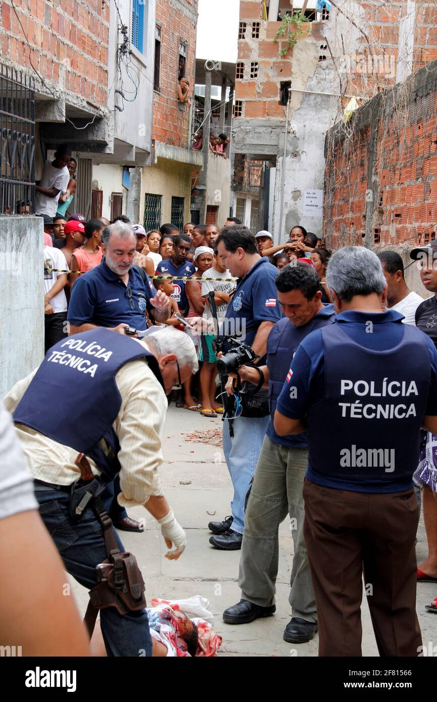 salvador, bahia / brasile - 23 gennaio 2013: Scena del crimine in cui il giovane è assassinato con 20 colpi, nel quartiere di Polemica nella città di Salvad Foto Stock