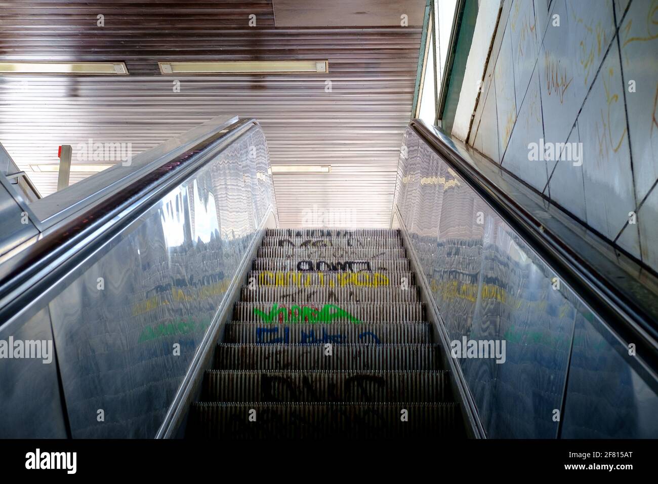 Vecchia scala mobile a raffito presso la stazione della metropolitana U Yorckstraße di Berlino, Germania, nel luglio 2018. Foto Stock