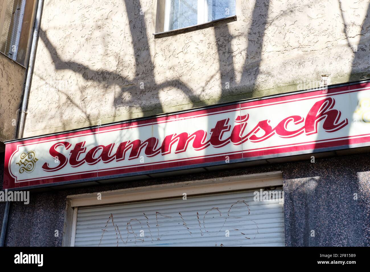 Il cartello Stammtisch (tavolo dei Regulars) in un pub di quartiere tedesco a Berlino, in Germania, è chiuso durante la chiusura nel mese di aprile 2020. Foto Stock