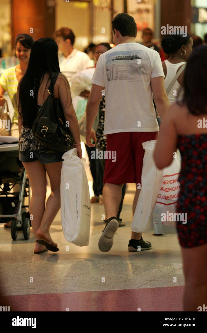salvador, bahia / brasile - 16 novembre 2012: Si vedono le persone che fanno shopping per natale al centro di Shpping nella città di Salvador. Foto Stock