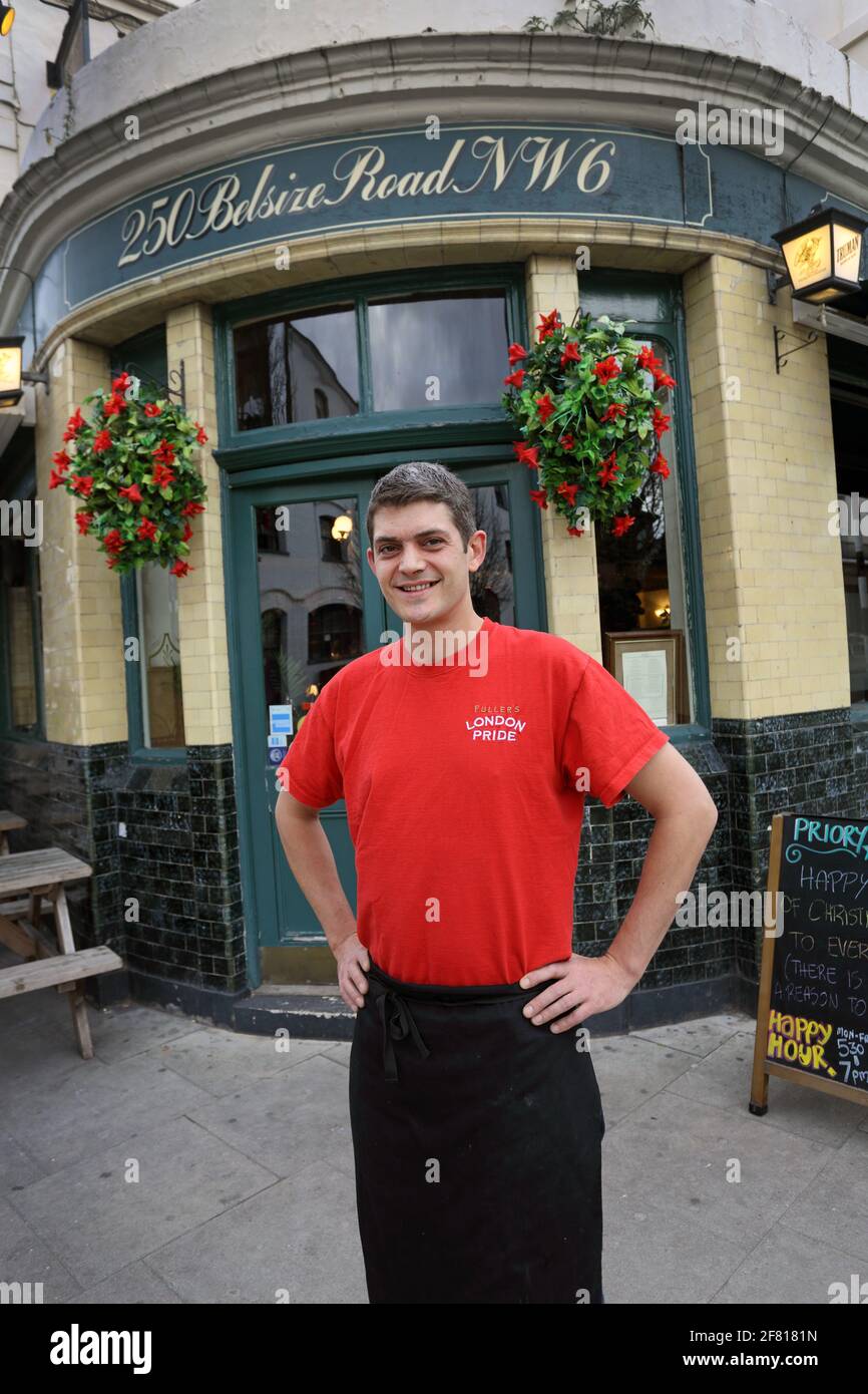 Regno Unito / Londra / orgoglioso proprietario del Pub' PRIORY TAVERN' in Bellsize Park Road, Londra NW6, Inghilterra. Foto Stock