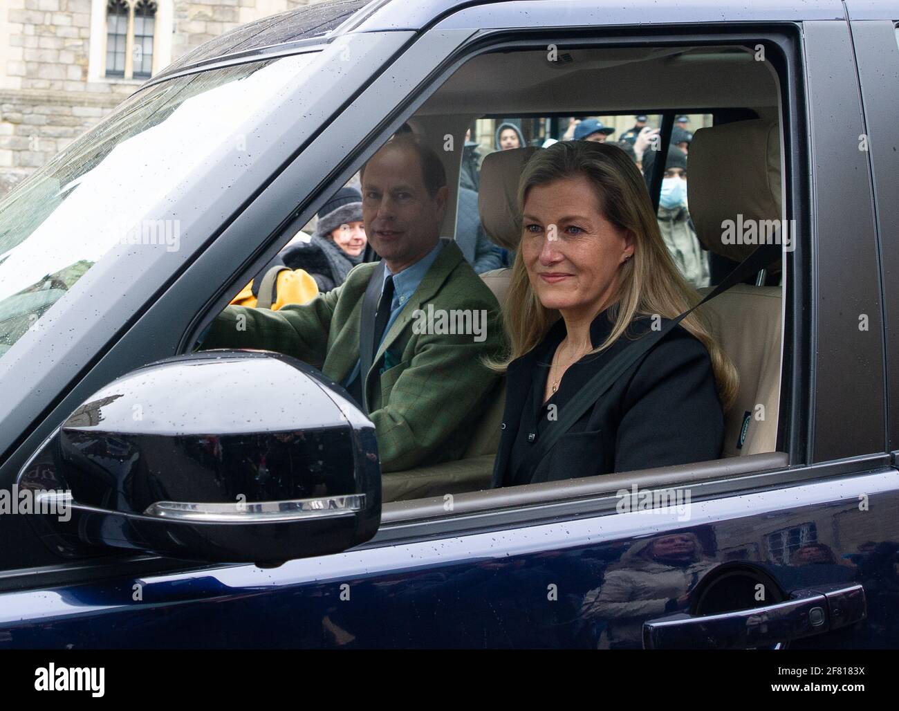 Windsor, Berkshire, Regno Unito. 10 aprile 2021. Il Principe Edoardo, conte di Wessex e figlio di S.A.R. il Principe Filippo visitò sua Madre sua Maestà la Regina insieme a sua moglie Sophie, la Contessa di Wessex al Castello di Windsor oggi, dopo il triste passaggio di ieri di S.A.R. il Principe Filippo, il Duca di Edimburgo. È stato annunciato che i funerali di S.A.R. il Principe Filippo saranno un evento privato che si terrà nella Cappella di San Giorgio sabato 17 aprile 2021. Credito: Maureen McLean/Alamy Foto Stock