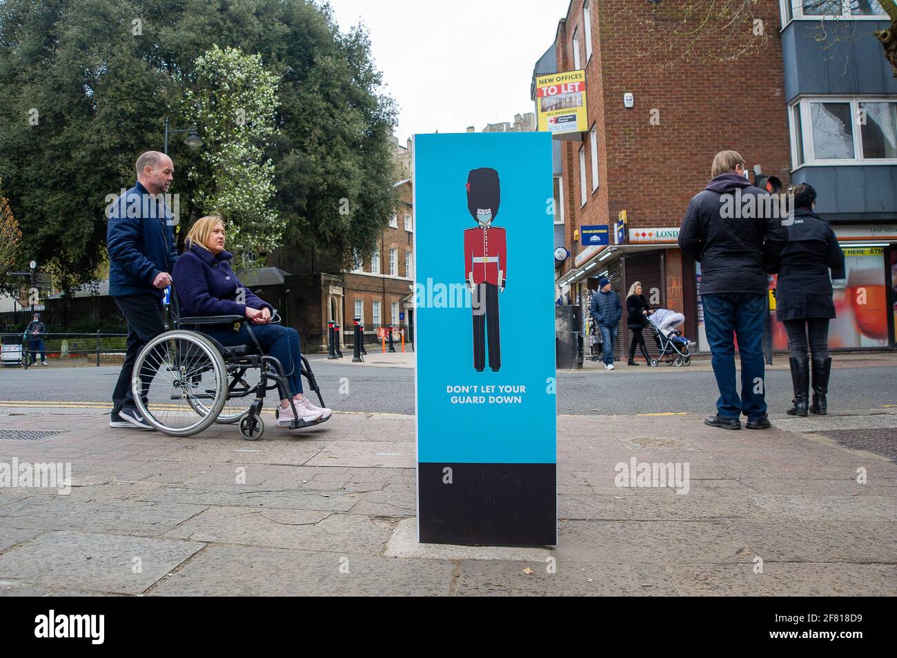 Windsor, Berkshire, Regno Unito. 10 aprile 2021. Sono stati messi in giro la città nuovi cartelli finanziati dal Royal Borough di Windsor e Maidenhead, nonché dal Fondo europeo di sviluppo dell'Unione europea. I segni ricordano alla gente di non lasciare giù la loro guardia e di mostrare un'immagine attuale di un guardiano. Il prossimo passo della tabella di marcia del governo per facilitare le restrizioni di blocco di Covid-19 si svolge da lunedì 12 aprile 2021. Pub e ristoranti potranno riaprire ai clienti solo per posti a sedere all'aperto. Credit: Maureen McLean/Alamy Live News Foto Stock