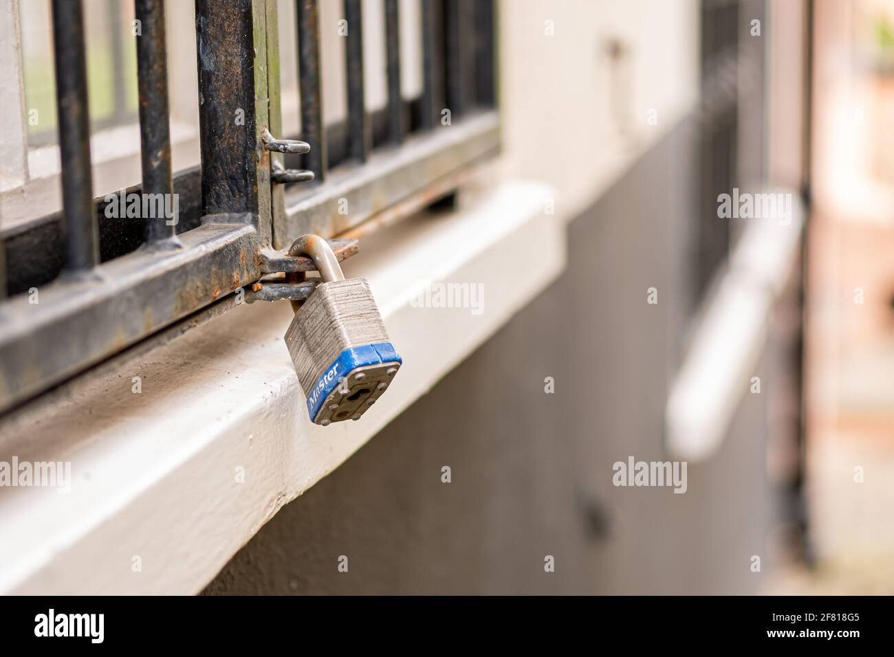 Primo piano di un lucchetto che fissa le barre su un finestrino Nella città di Norwich Foto Stock