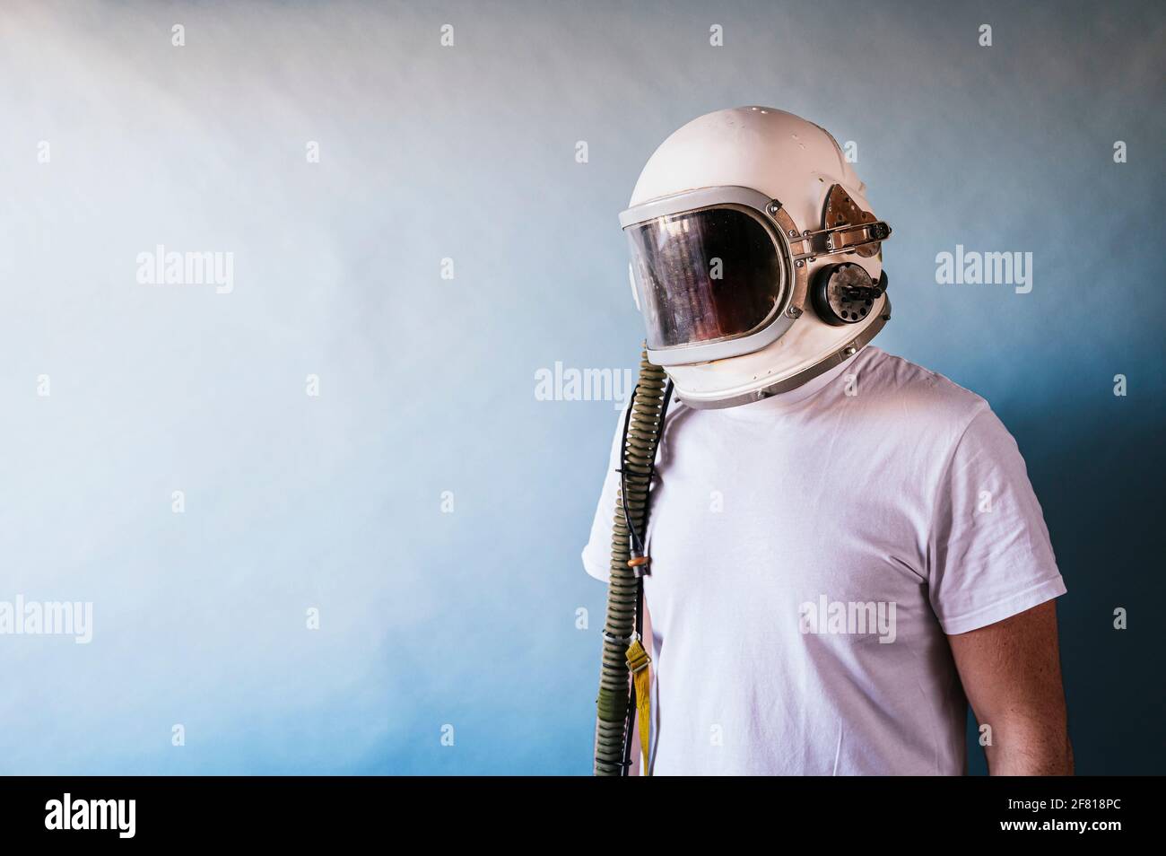 Uomo con casco astronauta che guarda di lato Foto stock - Alamy