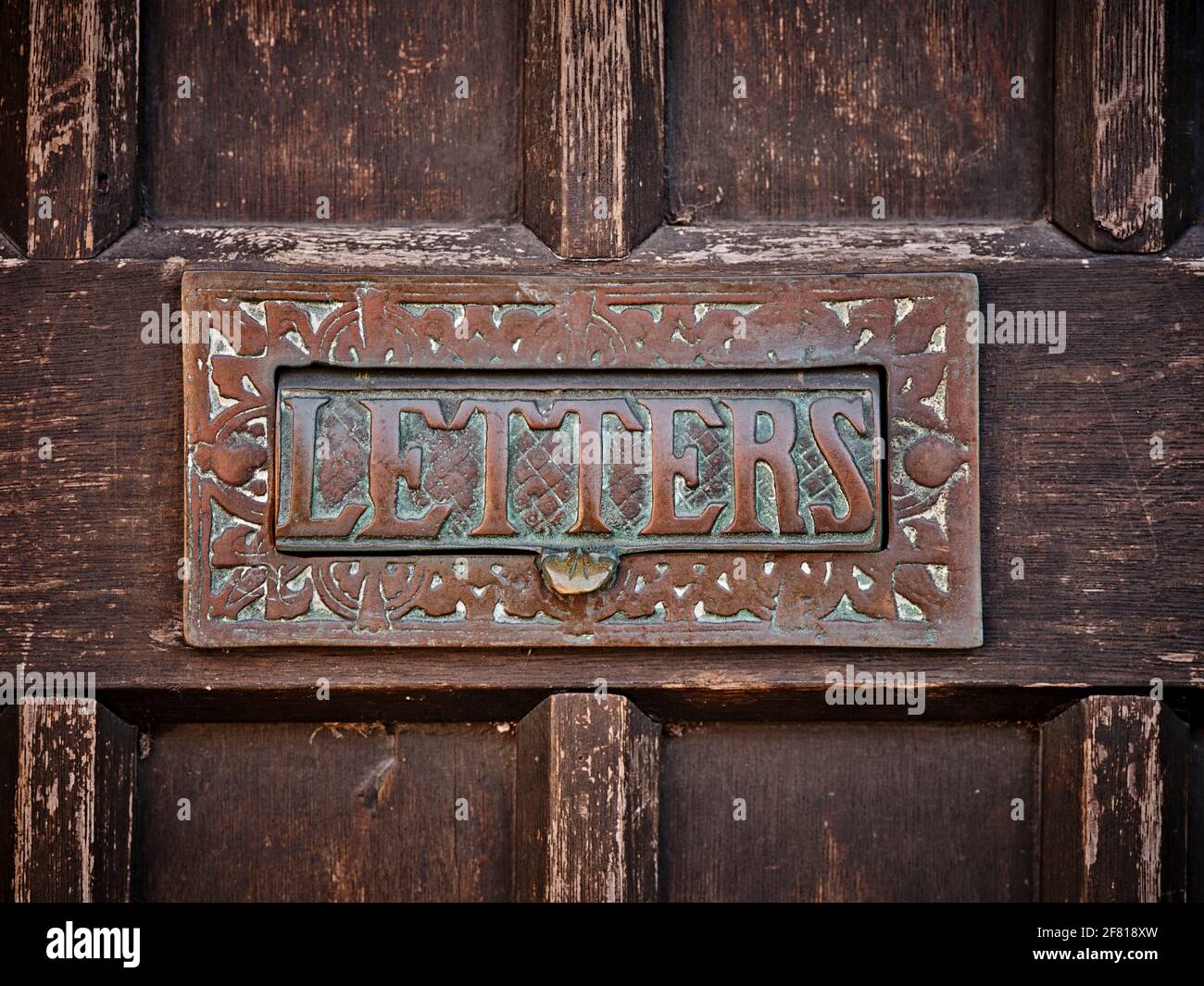 Una letterbox decorativa su una casa d'epoca a Westham vicino Eastbourne, East Sussex, Regno Unito Foto Stock