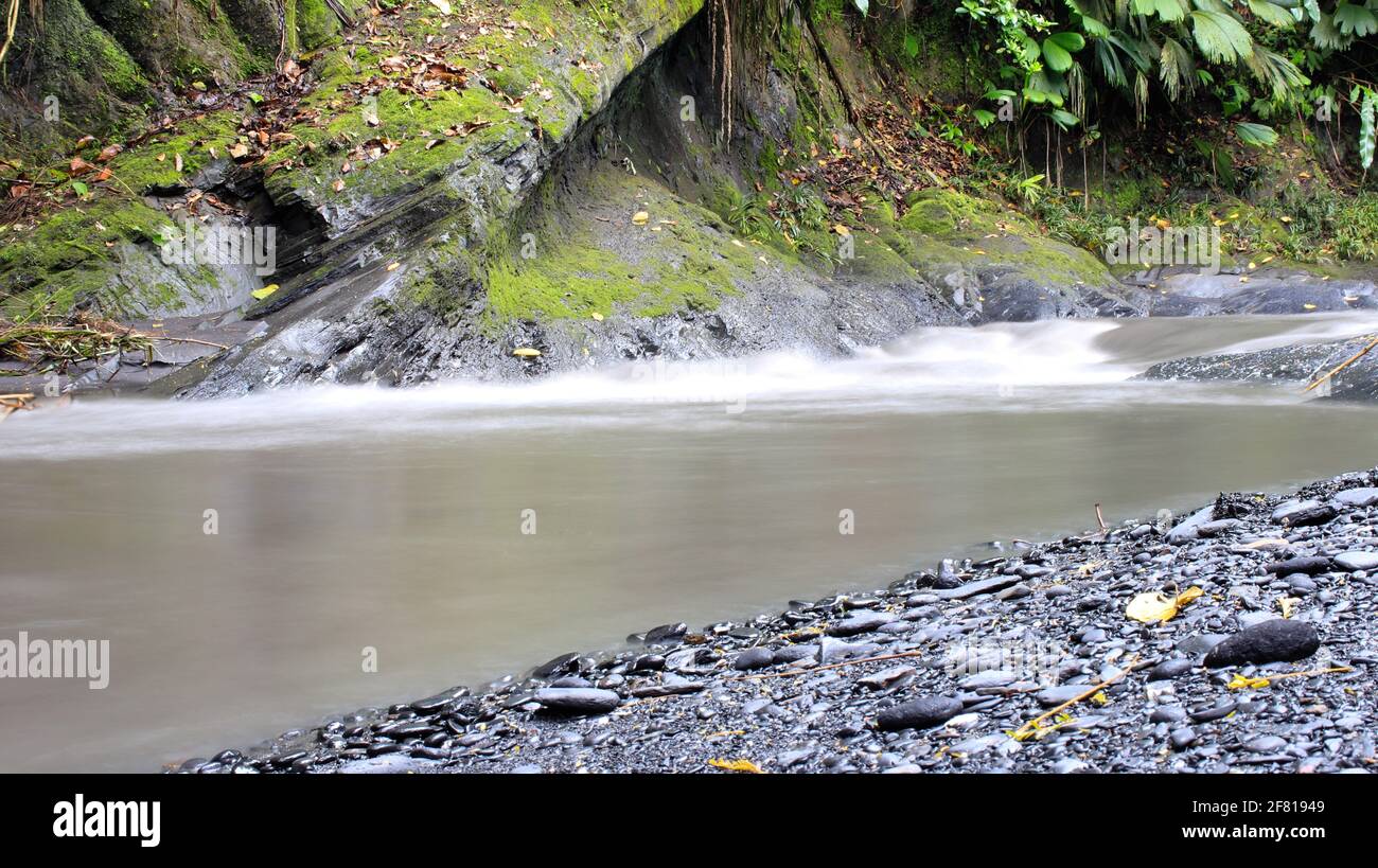 Splendida vista su un fiume di montagna che scorre dolcemente Foto Stock