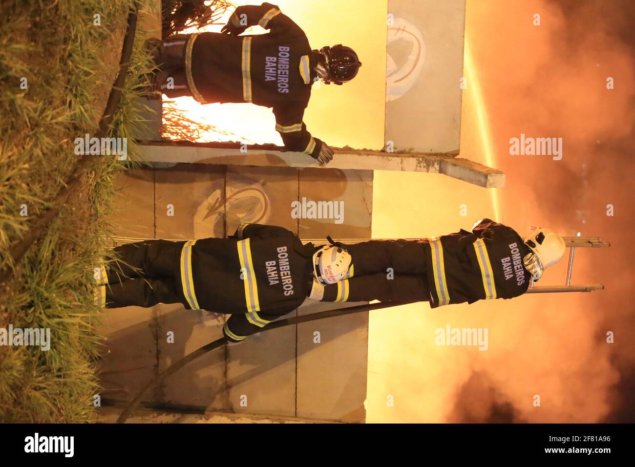 salvador, bahia / brasile - 23 gennaio 2018: Vigili del fuoco lotta fuoco in bagni chimici deposito nel Barros Reis quartiere in Salvador. *** CA. Locale Foto Stock