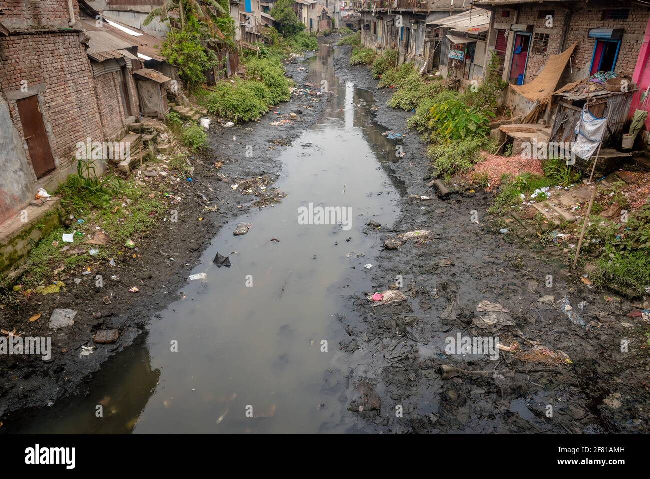 Barishal, Bangladesh. 10 Apr 2021. Uno dei fiumi più importanti ed efficienti della regione meridionale del Bangladesh, il fiume Kirtonkhola è stato asciugato a causa della mancanza di una pioggia adeguata nella stagione invernale-estiva. Di conseguenza, le persone scaricano la spazzatura nel fiume inquinandolo e rendendolo 'morto'. Credit: Mustasinur Rahman Alvi/ZUMA Wire/Alamy Live News Foto Stock