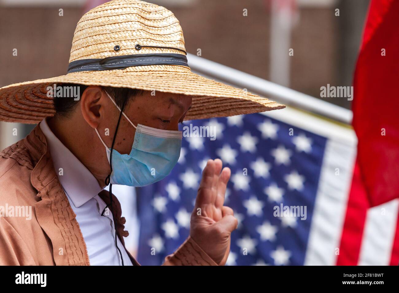 Washington, DC, USA, 10, Aprile, 2021. Nella foto: Un uomo fa un saluto a tre dita durante una protesta contro il colpo di Stato in Myanmar e in richiesta di ripristino del governo democraticamente eletto. Credit: Alison C Bailey/Alamy Live News Foto Stock